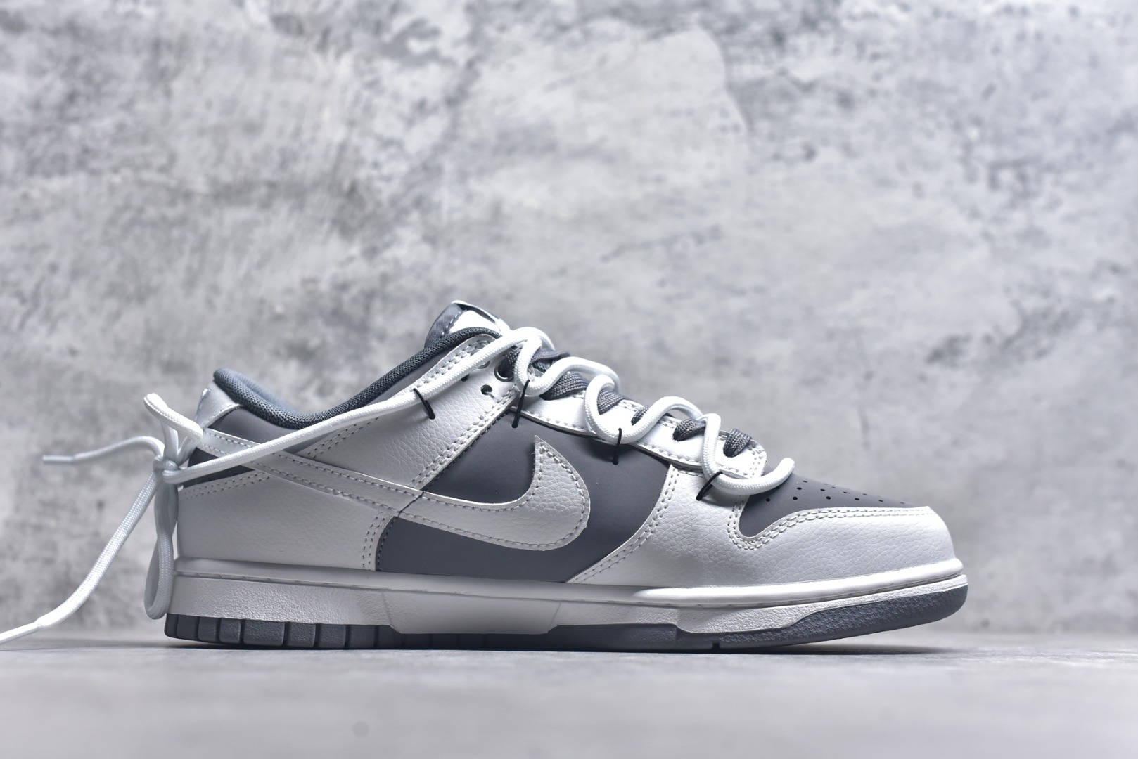 图片[3]-#NK Dunk Low 封狼居胥 WG0528-111 当白与灰化作鞋身主调，如硝烟与黎明交织，恰似战场初寂后的沉静与凛冽。荔枝纹鞋面宛若铠甲般沉稳利落；侧翼Swoosh破风而出，似狼影掠境，凌厉无声。三道爪痕刻于后跟，似猛兽掠过的战迹，不羁、野性，却始终优雅。灰底踏稳征途，狼烟起于足下，致敬的是心中未熄的壮志与野心。定制系列天花板 无原鞋不开发 全系列得物原鞋一比一校对开发 配色持续更新中 终端对接 优势输出 全套原厂楦头原纸板数据档案倾力打造 原汁原味莞产 极致还原 圈内最强针车工艺 高端零售指定版 广东原厂配套原盒原标 鞋盒分三个尺码段 原厂冲刀 超高清洁度 全鞋零毛边皮料切割 采用原厂百宏鞋带以及原厂百宏织唛舌标 内标可供原厂几率过验 进口原装条纹中底布 四线拉帮白色点胶 原厂拉帮手法遵循公司 原厂电绣 极致还原 尺码：36 36.5 37.5 38 38.5 39 40 40.5 41 42 42.5 43 44 44.5 45 46-选品中心