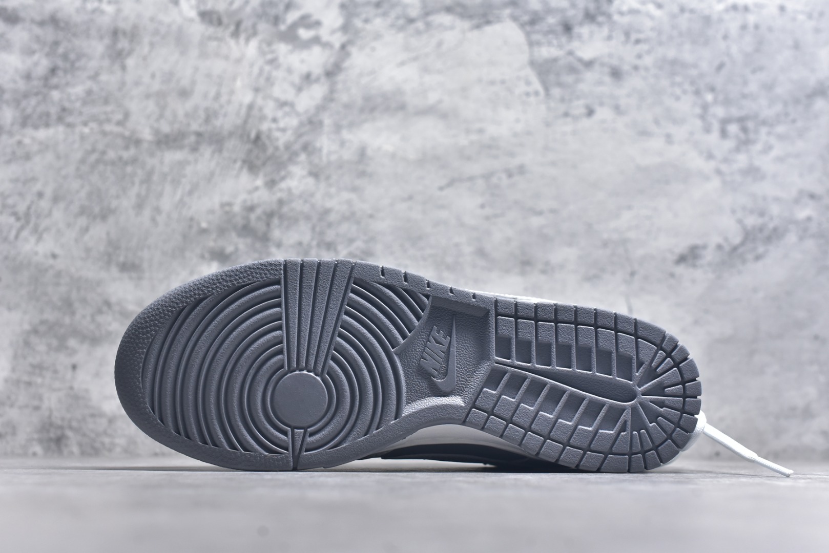 图片[6]-#NK Dunk Low 封狼居胥 WG0528-111 当白与灰化作鞋身主调，如硝烟与黎明交织，恰似战场初寂后的沉静与凛冽。荔枝纹鞋面宛若铠甲般沉稳利落；侧翼Swoosh破风而出，似狼影掠境，凌厉无声。三道爪痕刻于后跟，似猛兽掠过的战迹，不羁、野性，却始终优雅。灰底踏稳征途，狼烟起于足下，致敬的是心中未熄的壮志与野心。定制系列天花板 无原鞋不开发 全系列得物原鞋一比一校对开发 配色持续更新中 终端对接 优势输出 全套原厂楦头原纸板数据档案倾力打造 原汁原味莞产 极致还原 圈内最强针车工艺 高端零售指定版 广东原厂配套原盒原标 鞋盒分三个尺码段 原厂冲刀 超高清洁度 全鞋零毛边皮料切割 采用原厂百宏鞋带以及原厂百宏织唛舌标 内标可供原厂几率过验 进口原装条纹中底布 四线拉帮白色点胶 原厂拉帮手法遵循公司 原厂电绣 极致还原 尺码：36 36.5 37.5 38 38.5 39 40 40.5 41 42 42.5 43 44 44.5 45 46-选品中心