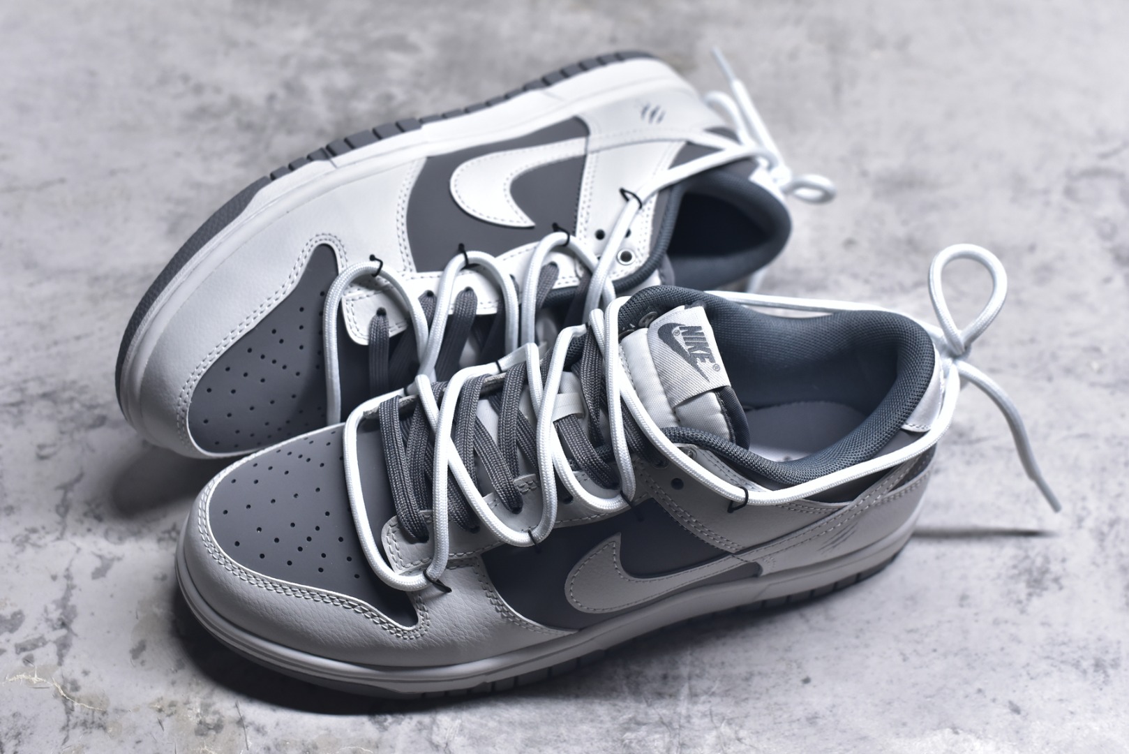 图片[7]-#NK Dunk Low 封狼居胥 WG0528-111 当白与灰化作鞋身主调，如硝烟与黎明交织，恰似战场初寂后的沉静与凛冽。荔枝纹鞋面宛若铠甲般沉稳利落；侧翼Swoosh破风而出，似狼影掠境，凌厉无声。三道爪痕刻于后跟，似猛兽掠过的战迹，不羁、野性，却始终优雅。灰底踏稳征途，狼烟起于足下，致敬的是心中未熄的壮志与野心。定制系列天花板 无原鞋不开发 全系列得物原鞋一比一校对开发 配色持续更新中 终端对接 优势输出 全套原厂楦头原纸板数据档案倾力打造 原汁原味莞产 极致还原 圈内最强针车工艺 高端零售指定版 广东原厂配套原盒原标 鞋盒分三个尺码段 原厂冲刀 超高清洁度 全鞋零毛边皮料切割 采用原厂百宏鞋带以及原厂百宏织唛舌标 内标可供原厂几率过验 进口原装条纹中底布 四线拉帮白色点胶 原厂拉帮手法遵循公司 原厂电绣 极致还原 尺码：36 36.5 37.5 38 38.5 39 40 40.5 41 42 42.5 43 44 44.5 45 46-选品中心