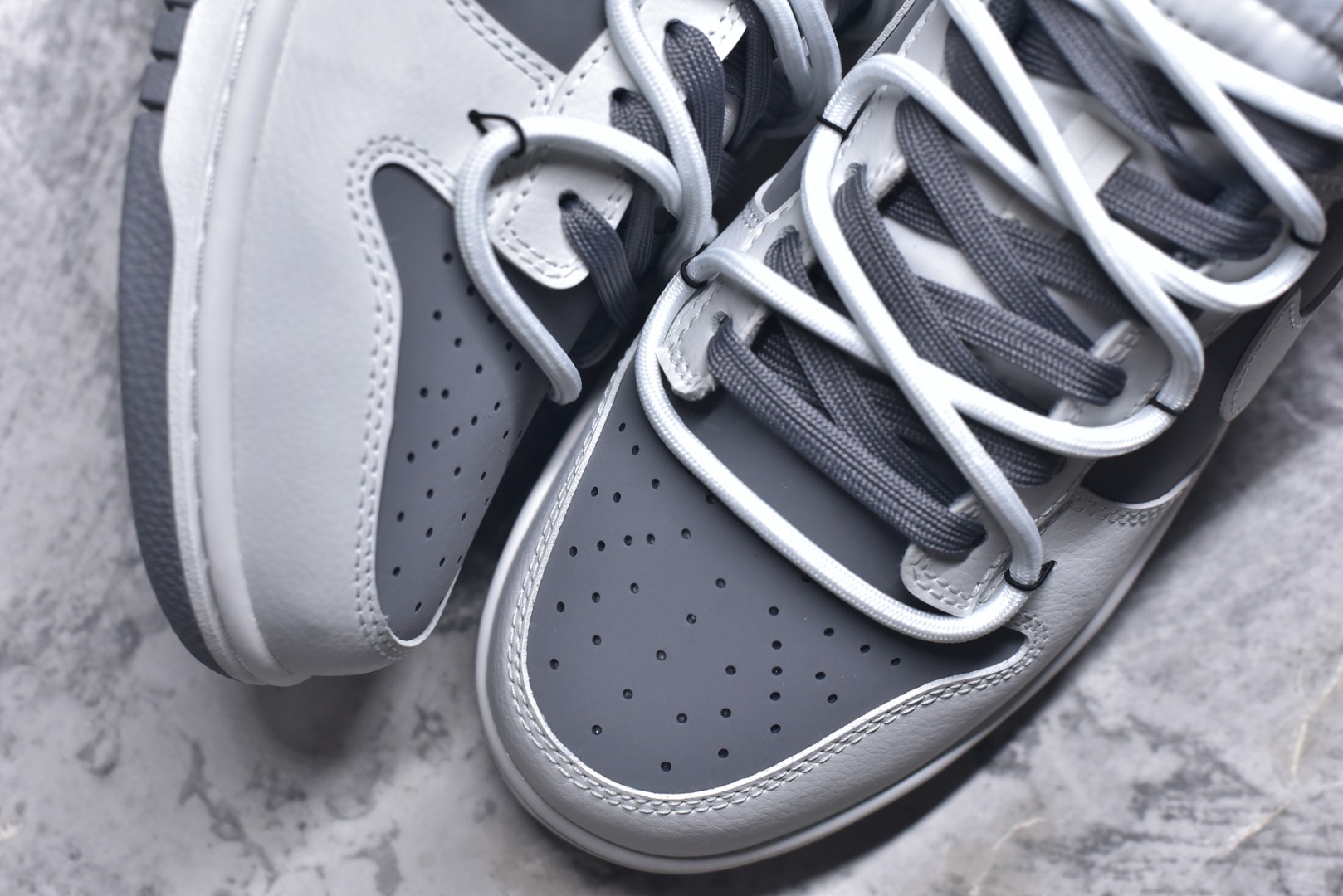 图片[8]-#NK Dunk Low 封狼居胥 WG0528-111 当白与灰化作鞋身主调，如硝烟与黎明交织，恰似战场初寂后的沉静与凛冽。荔枝纹鞋面宛若铠甲般沉稳利落；侧翼Swoosh破风而出，似狼影掠境，凌厉无声。三道爪痕刻于后跟，似猛兽掠过的战迹，不羁、野性，却始终优雅。灰底踏稳征途，狼烟起于足下，致敬的是心中未熄的壮志与野心。定制系列天花板 无原鞋不开发 全系列得物原鞋一比一校对开发 配色持续更新中 终端对接 优势输出 全套原厂楦头原纸板数据档案倾力打造 原汁原味莞产 极致还原 圈内最强针车工艺 高端零售指定版 广东原厂配套原盒原标 鞋盒分三个尺码段 原厂冲刀 超高清洁度 全鞋零毛边皮料切割 采用原厂百宏鞋带以及原厂百宏织唛舌标 内标可供原厂几率过验 进口原装条纹中底布 四线拉帮白色点胶 原厂拉帮手法遵循公司 原厂电绣 极致还原 尺码：36 36.5 37.5 38 38.5 39 40 40.5 41 42 42.5 43 44 44.5 45 46-选品中心