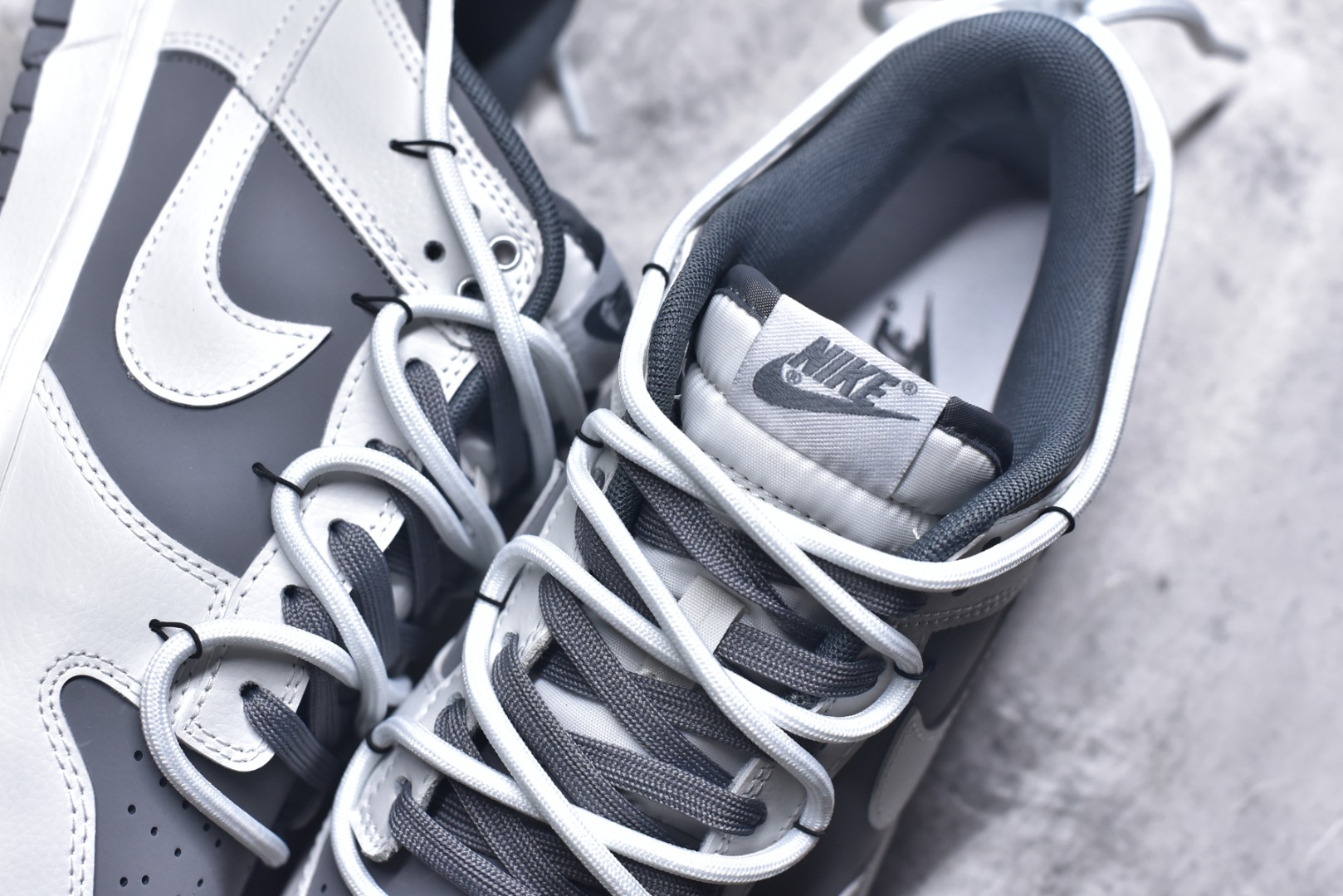 图片[9]-#NK Dunk Low 封狼居胥 WG0528-111 当白与灰化作鞋身主调，如硝烟与黎明交织，恰似战场初寂后的沉静与凛冽。荔枝纹鞋面宛若铠甲般沉稳利落；侧翼Swoosh破风而出，似狼影掠境，凌厉无声。三道爪痕刻于后跟，似猛兽掠过的战迹，不羁、野性，却始终优雅。灰底踏稳征途，狼烟起于足下，致敬的是心中未熄的壮志与野心。定制系列天花板 无原鞋不开发 全系列得物原鞋一比一校对开发 配色持续更新中 终端对接 优势输出 全套原厂楦头原纸板数据档案倾力打造 原汁原味莞产 极致还原 圈内最强针车工艺 高端零售指定版 广东原厂配套原盒原标 鞋盒分三个尺码段 原厂冲刀 超高清洁度 全鞋零毛边皮料切割 采用原厂百宏鞋带以及原厂百宏织唛舌标 内标可供原厂几率过验 进口原装条纹中底布 四线拉帮白色点胶 原厂拉帮手法遵循公司 原厂电绣 极致还原 尺码：36 36.5 37.5 38 38.5 39 40 40.5 41 42 42.5 43 44 44.5 45 46-选品中心