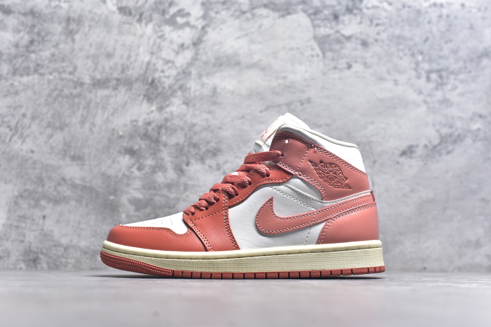 #Air Jordan AJ1 Mid 中帮 白粉 BQ6472-180 终端优势供应 市面中低帮最具代表性版本没有之一 口碑大厂出品 品控大底版型不断改良更新 全套原纸板楦头开发 确保原汁原味 完美呈现版型 完美零毛边处理 原厂内置全掌气垫 价格定位良心 平台专用代工流水线出品 一眼公司既视感 拿到手的一瞬间就与众不同 碾压市面所有版本 全部原鞋开发 每一个配色都会采购原鞋确认细节 打破市面看图做货无好货之说 尺码：35.5 36 36.5 37.5 38 38.5 39 40 40.5 41 42 42.5 43 44 44.5 45 46-选品中心