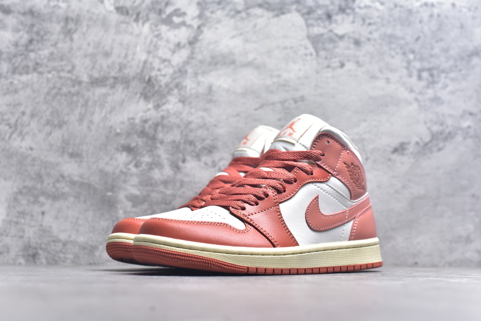 图片[2]-#Air Jordan AJ1 Mid 中帮 白粉 BQ6472-180 终端优势供应 市面中低帮最具代表性版本没有之一 口碑大厂出品 品控大底版型不断改良更新 全套原纸板楦头开发 确保原汁原味 完美呈现版型 完美零毛边处理 原厂内置全掌气垫 价格定位良心 平台专用代工流水线出品 一眼公司既视感 拿到手的一瞬间就与众不同 碾压市面所有版本 全部原鞋开发 每一个配色都会采购原鞋确认细节 打破市面看图做货无好货之说 尺码：35.5 36 36.5 37.5 38 38.5 39 40 40.5 41 42 42.5 43 44 44.5 45 46-选品中心
