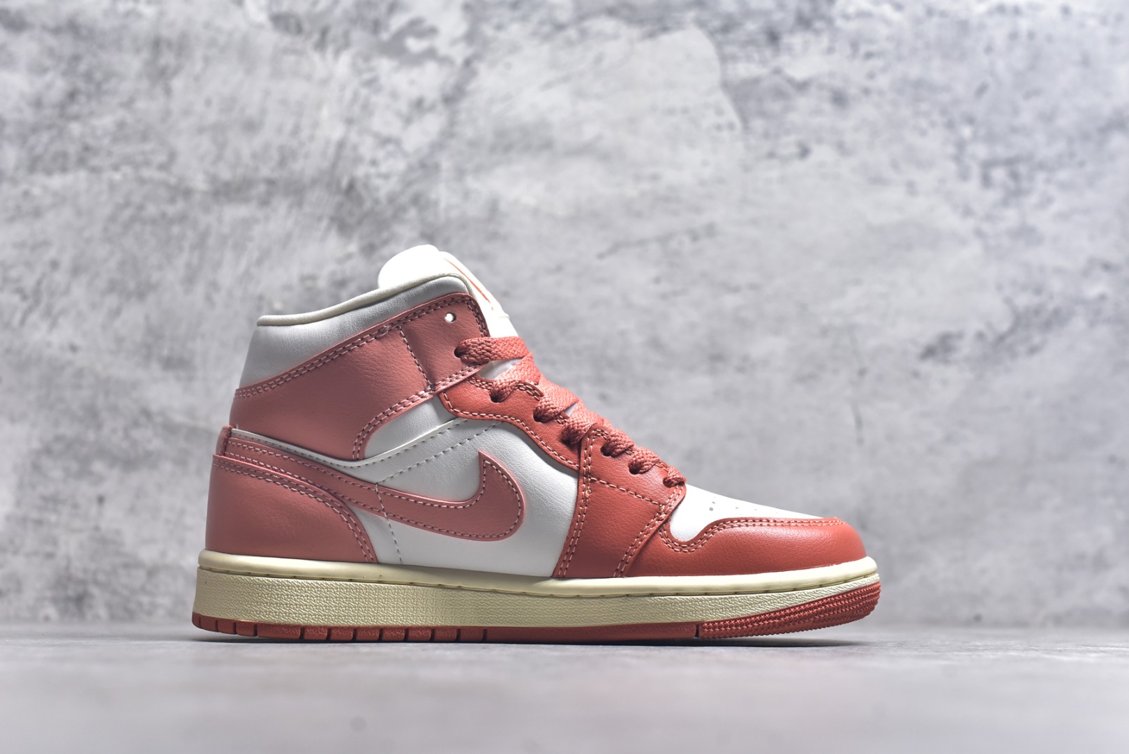 图片[3]-#Air Jordan AJ1 Mid 中帮 白粉 BQ6472-180 终端优势供应 市面中低帮最具代表性版本没有之一 口碑大厂出品 品控大底版型不断改良更新 全套原纸板楦头开发 确保原汁原味 完美呈现版型 完美零毛边处理 原厂内置全掌气垫 价格定位良心 平台专用代工流水线出品 一眼公司既视感 拿到手的一瞬间就与众不同 碾压市面所有版本 全部原鞋开发 每一个配色都会采购原鞋确认细节 打破市面看图做货无好货之说 尺码：35.5 36 36.5 37.5 38 38.5 39 40 40.5 41 42 42.5 43 44 44.5 45 46-选品中心