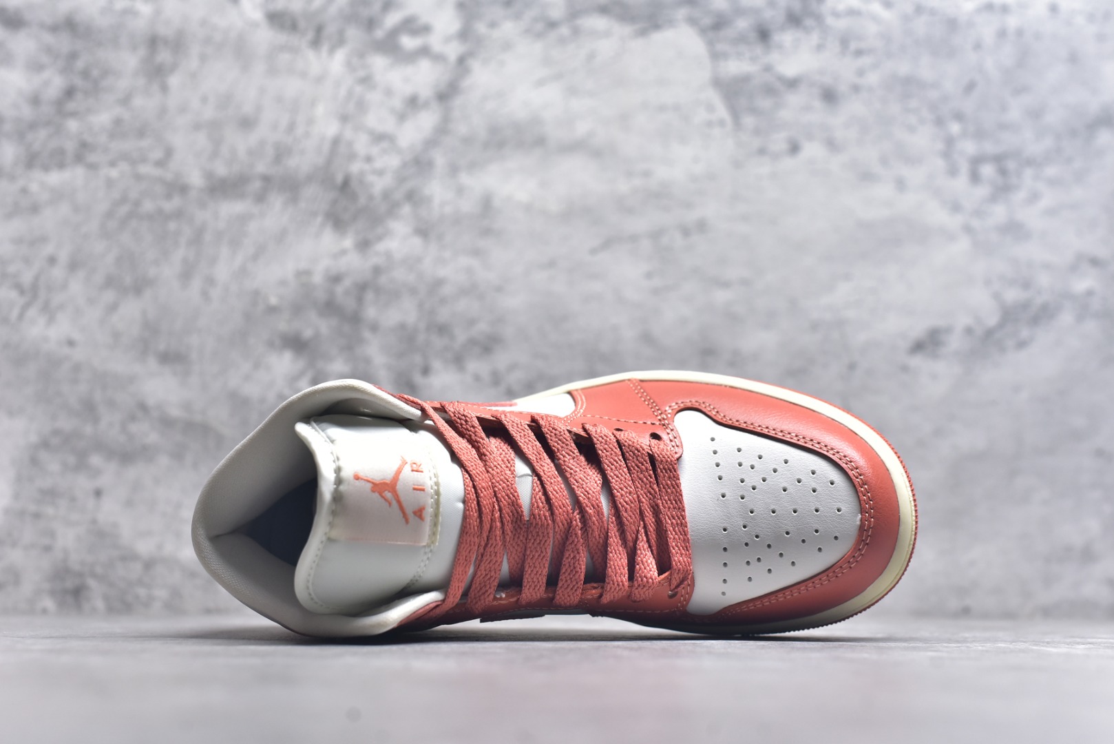 图片[4]-#Air Jordan AJ1 Mid 中帮 白粉 BQ6472-180 终端优势供应 市面中低帮最具代表性版本没有之一 口碑大厂出品 品控大底版型不断改良更新 全套原纸板楦头开发 确保原汁原味 完美呈现版型 完美零毛边处理 原厂内置全掌气垫 价格定位良心 平台专用代工流水线出品 一眼公司既视感 拿到手的一瞬间就与众不同 碾压市面所有版本 全部原鞋开发 每一个配色都会采购原鞋确认细节 打破市面看图做货无好货之说 尺码：35.5 36 36.5 37.5 38 38.5 39 40 40.5 41 42 42.5 43 44 44.5 45 46-选品中心