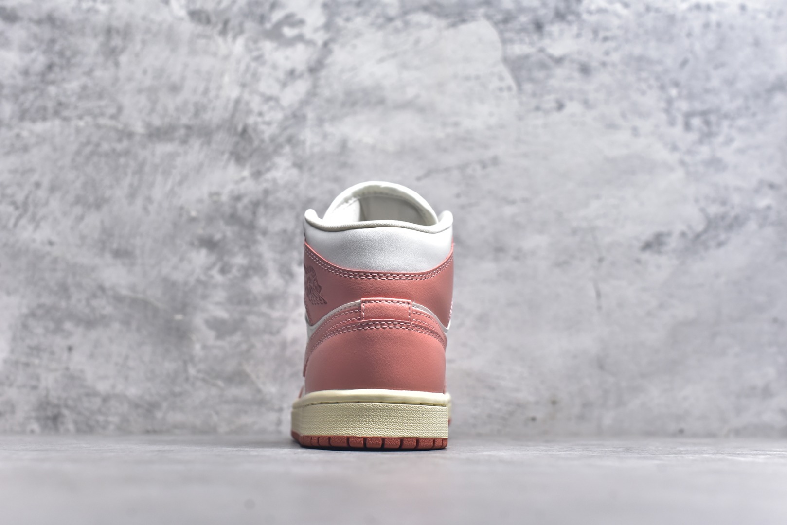 图片[5]-#Air Jordan AJ1 Mid 中帮 白粉 BQ6472-180 终端优势供应 市面中低帮最具代表性版本没有之一 口碑大厂出品 品控大底版型不断改良更新 全套原纸板楦头开发 确保原汁原味 完美呈现版型 完美零毛边处理 原厂内置全掌气垫 价格定位良心 平台专用代工流水线出品 一眼公司既视感 拿到手的一瞬间就与众不同 碾压市面所有版本 全部原鞋开发 每一个配色都会采购原鞋确认细节 打破市面看图做货无好货之说 尺码：35.5 36 36.5 37.5 38 38.5 39 40 40.5 41 42 42.5 43 44 44.5 45 46-选品中心