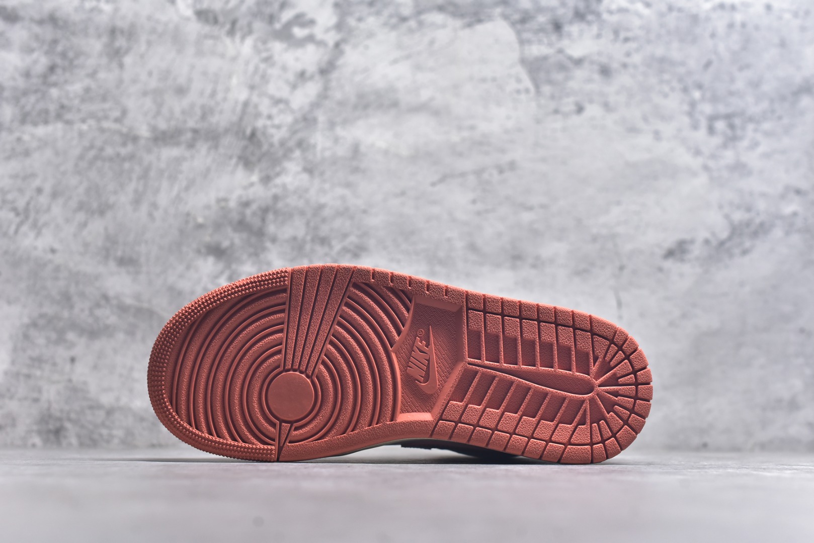 图片[6]-#Air Jordan AJ1 Mid 中帮 白粉 BQ6472-180 终端优势供应 市面中低帮最具代表性版本没有之一 口碑大厂出品 品控大底版型不断改良更新 全套原纸板楦头开发 确保原汁原味 完美呈现版型 完美零毛边处理 原厂内置全掌气垫 价格定位良心 平台专用代工流水线出品 一眼公司既视感 拿到手的一瞬间就与众不同 碾压市面所有版本 全部原鞋开发 每一个配色都会采购原鞋确认细节 打破市面看图做货无好货之说 尺码：35.5 36 36.5 37.5 38 38.5 39 40 40.5 41 42 42.5 43 44 44.5 45 46-选品中心