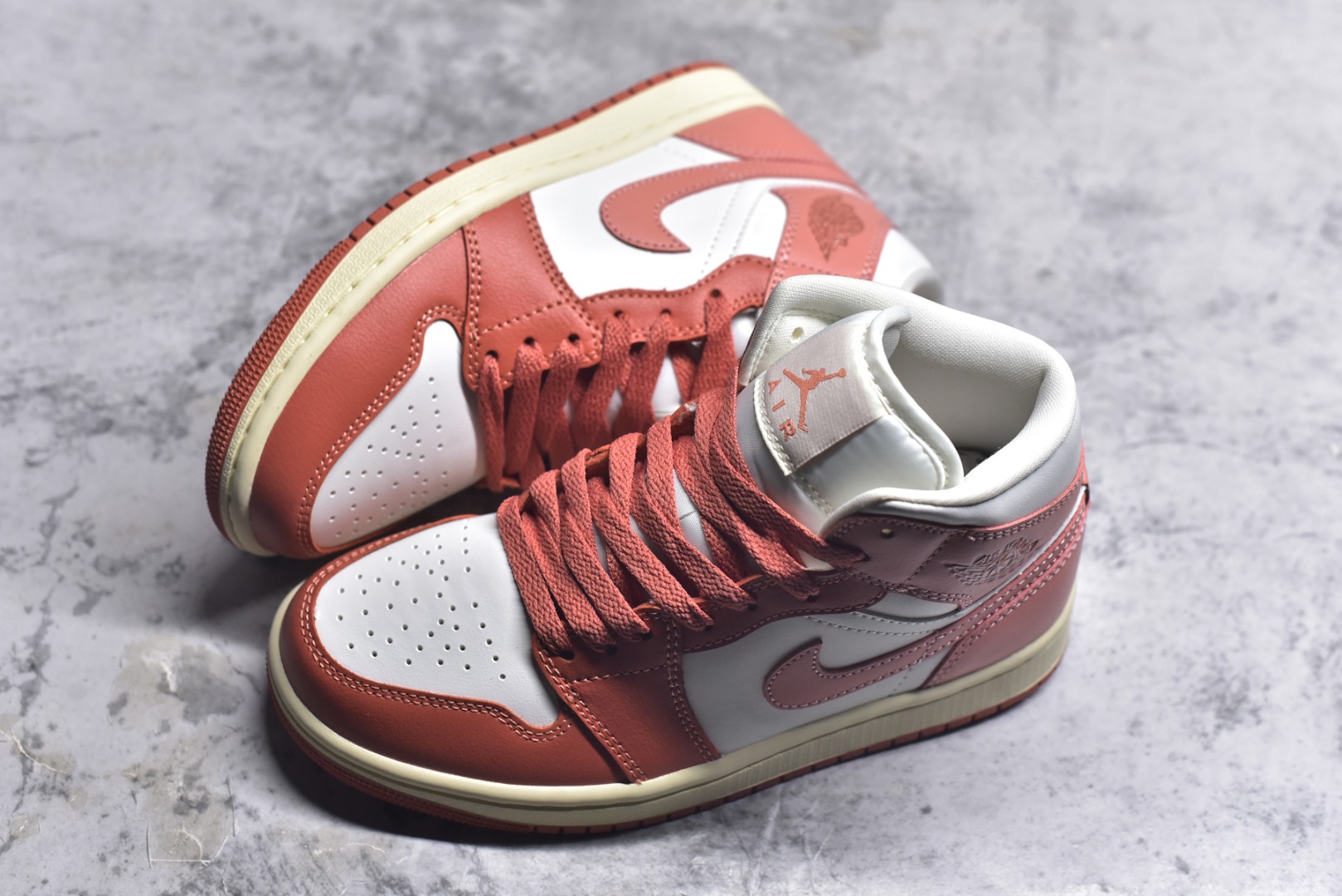 图片[7]-#Air Jordan AJ1 Mid 中帮 白粉 BQ6472-180 终端优势供应 市面中低帮最具代表性版本没有之一 口碑大厂出品 品控大底版型不断改良更新 全套原纸板楦头开发 确保原汁原味 完美呈现版型 完美零毛边处理 原厂内置全掌气垫 价格定位良心 平台专用代工流水线出品 一眼公司既视感 拿到手的一瞬间就与众不同 碾压市面所有版本 全部原鞋开发 每一个配色都会采购原鞋确认细节 打破市面看图做货无好货之说 尺码：35.5 36 36.5 37.5 38 38.5 39 40 40.5 41 42 42.5 43 44 44.5 45 46-选品中心