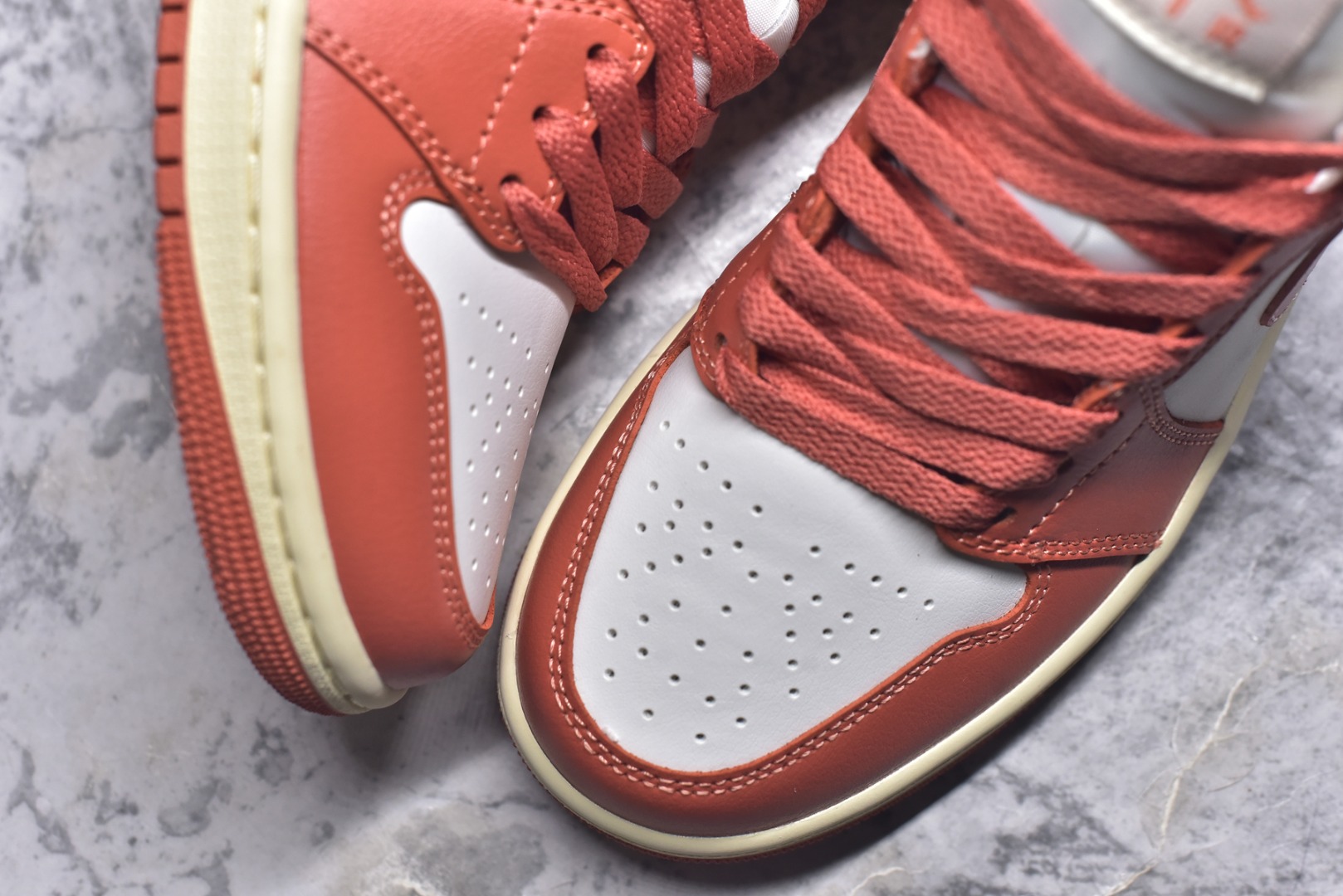 图片[8]-#Air Jordan AJ1 Mid 中帮 白粉 BQ6472-180 终端优势供应 市面中低帮最具代表性版本没有之一 口碑大厂出品 品控大底版型不断改良更新 全套原纸板楦头开发 确保原汁原味 完美呈现版型 完美零毛边处理 原厂内置全掌气垫 价格定位良心 平台专用代工流水线出品 一眼公司既视感 拿到手的一瞬间就与众不同 碾压市面所有版本 全部原鞋开发 每一个配色都会采购原鞋确认细节 打破市面看图做货无好货之说 尺码：35.5 36 36.5 37.5 38 38.5 39 40 40.5 41 42 42.5 43 44 44.5 45 46-选品中心