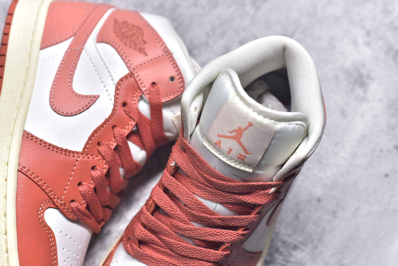 图片[9]-#Air Jordan AJ1 Mid 中帮 白粉 BQ6472-180 终端优势供应 市面中低帮最具代表性版本没有之一 口碑大厂出品 品控大底版型不断改良更新 全套原纸板楦头开发 确保原汁原味 完美呈现版型 完美零毛边处理 原厂内置全掌气垫 价格定位良心 平台专用代工流水线出品 一眼公司既视感 拿到手的一瞬间就与众不同 碾压市面所有版本 全部原鞋开发 每一个配色都会采购原鞋确认细节 打破市面看图做货无好货之说 尺码：35.5 36 36.5 37.5 38 38.5 39 40 40.5 41 42 42.5 43 44 44.5 45 46-选品中心