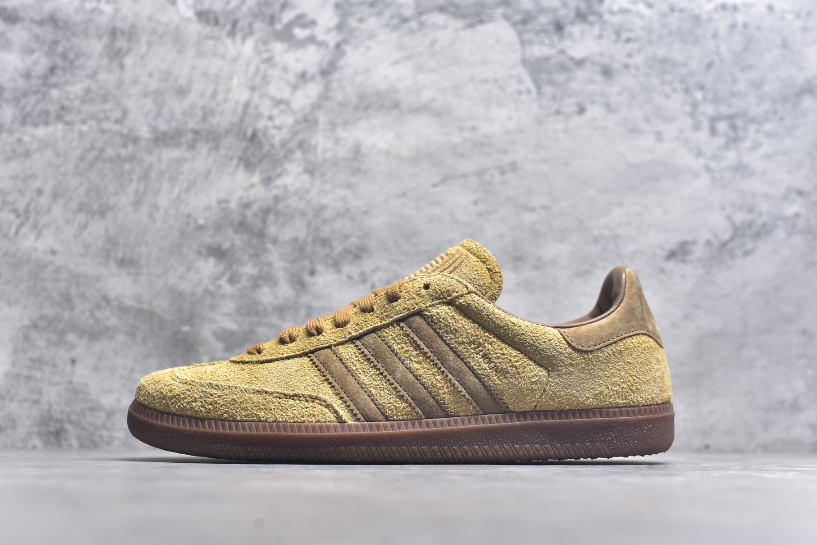 #JJJJound x AD Originals Samba Classic 桑巴舞系列绅士德训足球风百搭低帮休闲运动板鞋 联名小麦色 ID8709 全套原厂纸板冲刀加持 独家原档案私模RB橡胶大底 含胶量硬度原鞋一致 正确拉帮鞋垫背胶 原厂标裁支持鉴定 高密度丽新布中底 内置环保海玻璃鞋垫 全鞋电脑针车零偏差 产品品控稳定性领先行业 原厂港宝加持定型后跟R度完美 近两年JJJJound这个名字在鞋圈迅速蹿红，关键是跟它联名的球鞋就没有好抢的。无论是 New Balance、ASICS 还是 Salomon，起步就是市价翻倍。最近，JJJJound x Originals联名鞋的登场日期终于确定。分别以黑色、小麦色为主调，除了配色以外，两双鞋的质感也有很大不同。作为合作企划里的金字招牌，JJJJound 善于利用自己的极简美学挖掘品牌的全新风貌，本次 JJJJound 携手 Originals 选用大热鞋款 Samba 为蓝本，将鞋款的街头气质无痕转变为「静奢风」。鞋款肉眼可见的被赋予了难得的质感，黑白两色都采用了黄色优质皮革内衬以呼应生胶大底，取消了鞋舌的 Logo 转而采用压纹处理使得鞋款整体氛围更加静谧、奢华。同时为了彰显本次合作鞋款的身份，双方合作标识和 JJJJound Logo 被分别印在鞋口内侧和鞋垫上。尺码：35.5 36 36.5 37.5 38 38.5 39 40 40.5 41 42 42.5 43 44 44.5 45-选品中心