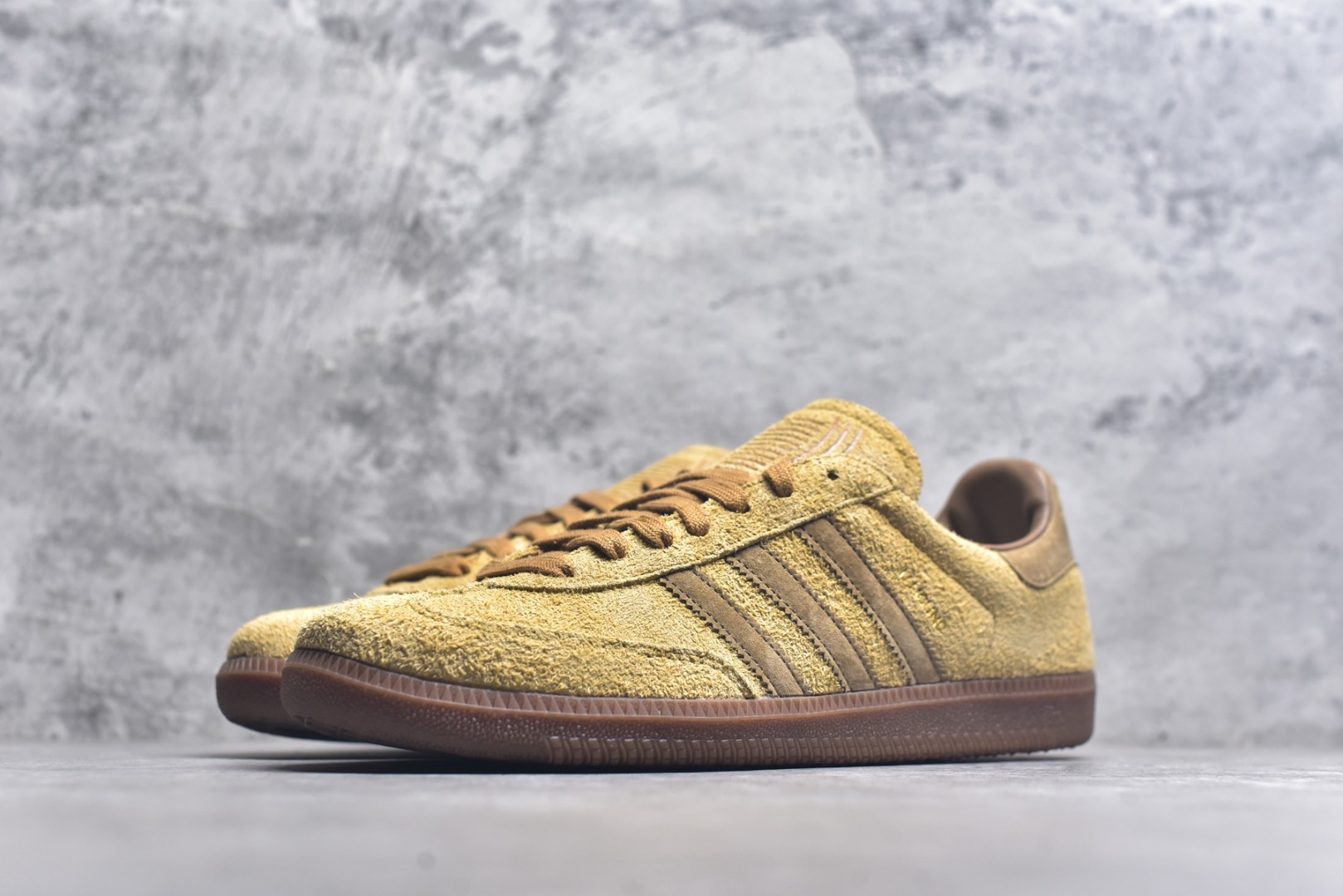 图片[2]-#JJJJound x AD Originals Samba Classic 桑巴舞系列绅士德训足球风百搭低帮休闲运动板鞋 联名小麦色 ID8709 全套原厂纸板冲刀加持 独家原档案私模RB橡胶大底 含胶量硬度原鞋一致 正确拉帮鞋垫背胶 原厂标裁支持鉴定 高密度丽新布中底 内置环保海玻璃鞋垫 全鞋电脑针车零偏差 产品品控稳定性领先行业 原厂港宝加持定型后跟R度完美 近两年JJJJound这个名字在鞋圈迅速蹿红，关键是跟它联名的球鞋就没有好抢的。无论是 New Balance、ASICS 还是 Salomon，起步就是市价翻倍。最近，JJJJound x Originals联名鞋的登场日期终于确定。分别以黑色、小麦色为主调，除了配色以外，两双鞋的质感也有很大不同。作为合作企划里的金字招牌，JJJJound 善于利用自己的极简美学挖掘品牌的全新风貌，本次 JJJJound 携手 Originals 选用大热鞋款 Samba 为蓝本，将鞋款的街头气质无痕转变为「静奢风」。鞋款肉眼可见的被赋予了难得的质感，黑白两色都采用了黄色优质皮革内衬以呼应生胶大底，取消了鞋舌的 Logo 转而采用压纹处理使得鞋款整体氛围更加静谧、奢华。同时为了彰显本次合作鞋款的身份，双方合作标识和 JJJJound Logo 被分别印在鞋口内侧和鞋垫上。尺码：35.5 36 36.5 37.5 38 38.5 39 40 40.5 41 42 42.5 43 44 44.5 45-选品中心