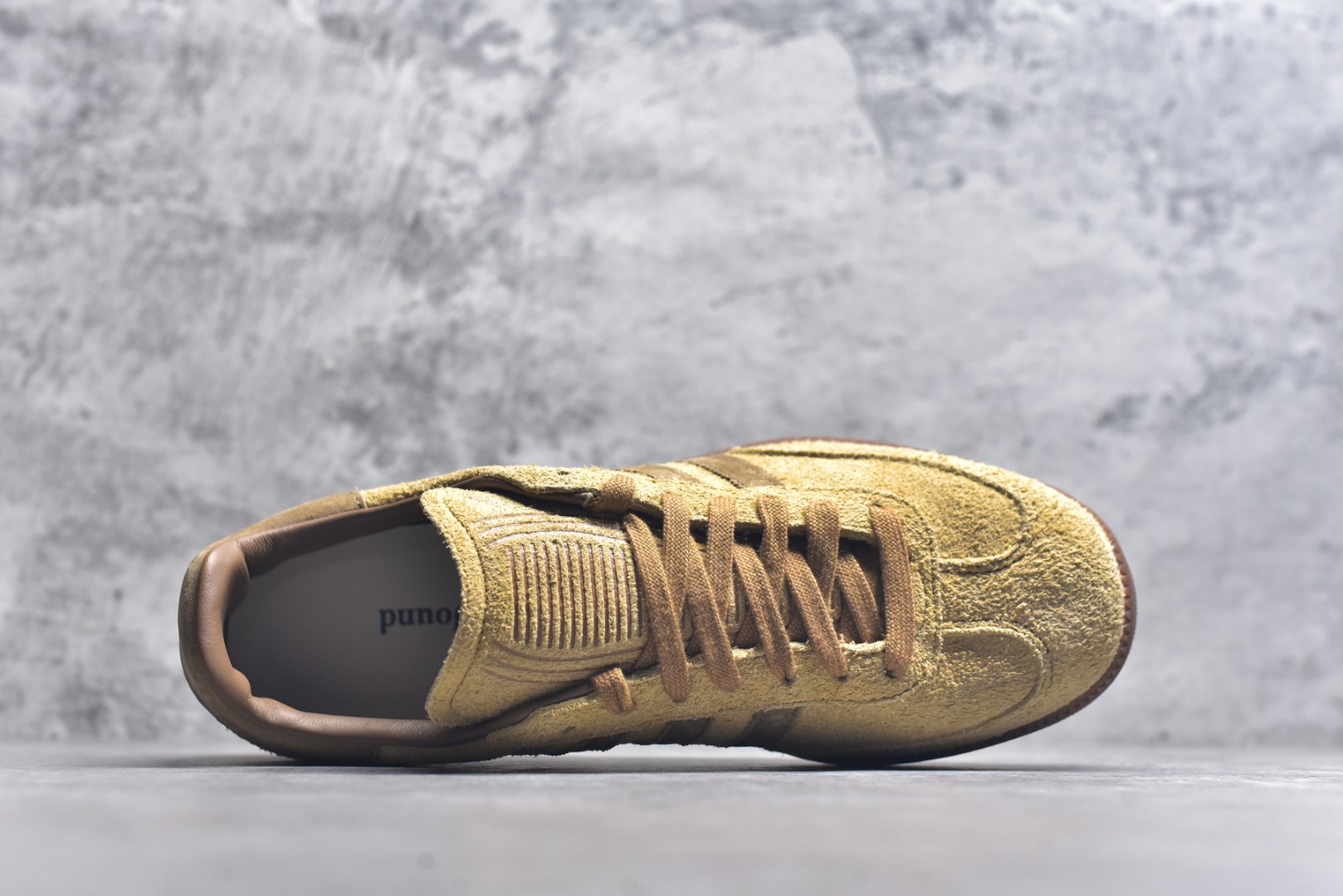 图片[4]-#JJJJound x AD Originals Samba Classic 桑巴舞系列绅士德训足球风百搭低帮休闲运动板鞋 联名小麦色 ID8709 全套原厂纸板冲刀加持 独家原档案私模RB橡胶大底 含胶量硬度原鞋一致 正确拉帮鞋垫背胶 原厂标裁支持鉴定 高密度丽新布中底 内置环保海玻璃鞋垫 全鞋电脑针车零偏差 产品品控稳定性领先行业 原厂港宝加持定型后跟R度完美 近两年JJJJound这个名字在鞋圈迅速蹿红，关键是跟它联名的球鞋就没有好抢的。无论是 New Balance、ASICS 还是 Salomon，起步就是市价翻倍。最近，JJJJound x Originals联名鞋的登场日期终于确定。分别以黑色、小麦色为主调，除了配色以外，两双鞋的质感也有很大不同。作为合作企划里的金字招牌，JJJJound 善于利用自己的极简美学挖掘品牌的全新风貌，本次 JJJJound 携手 Originals 选用大热鞋款 Samba 为蓝本，将鞋款的街头气质无痕转变为「静奢风」。鞋款肉眼可见的被赋予了难得的质感，黑白两色都采用了黄色优质皮革内衬以呼应生胶大底，取消了鞋舌的 Logo 转而采用压纹处理使得鞋款整体氛围更加静谧、奢华。同时为了彰显本次合作鞋款的身份，双方合作标识和 JJJJound Logo 被分别印在鞋口内侧和鞋垫上。尺码：35.5 36 36.5 37.5 38 38.5 39 40 40.5 41 42 42.5 43 44 44.5 45-选品中心