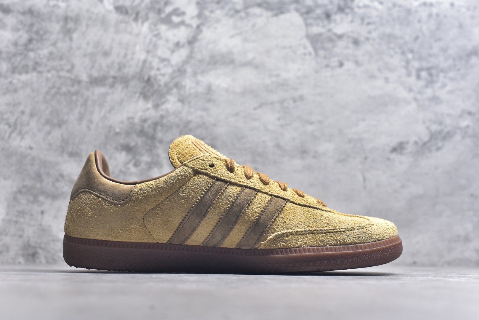 图片[3]-#JJJJound x AD Originals Samba Classic 桑巴舞系列绅士德训足球风百搭低帮休闲运动板鞋 联名小麦色 ID8709 全套原厂纸板冲刀加持 独家原档案私模RB橡胶大底 含胶量硬度原鞋一致 正确拉帮鞋垫背胶 原厂标裁支持鉴定 高密度丽新布中底 内置环保海玻璃鞋垫 全鞋电脑针车零偏差 产品品控稳定性领先行业 原厂港宝加持定型后跟R度完美 近两年JJJJound这个名字在鞋圈迅速蹿红，关键是跟它联名的球鞋就没有好抢的。无论是 New Balance、ASICS 还是 Salomon，起步就是市价翻倍。最近，JJJJound x Originals联名鞋的登场日期终于确定。分别以黑色、小麦色为主调，除了配色以外，两双鞋的质感也有很大不同。作为合作企划里的金字招牌，JJJJound 善于利用自己的极简美学挖掘品牌的全新风貌，本次 JJJJound 携手 Originals 选用大热鞋款 Samba 为蓝本，将鞋款的街头气质无痕转变为「静奢风」。鞋款肉眼可见的被赋予了难得的质感，黑白两色都采用了黄色优质皮革内衬以呼应生胶大底，取消了鞋舌的 Logo 转而采用压纹处理使得鞋款整体氛围更加静谧、奢华。同时为了彰显本次合作鞋款的身份，双方合作标识和 JJJJound Logo 被分别印在鞋口内侧和鞋垫上。尺码：35.5 36 36.5 37.5 38 38.5 39 40 40.5 41 42 42.5 43 44 44.5 45-选品中心