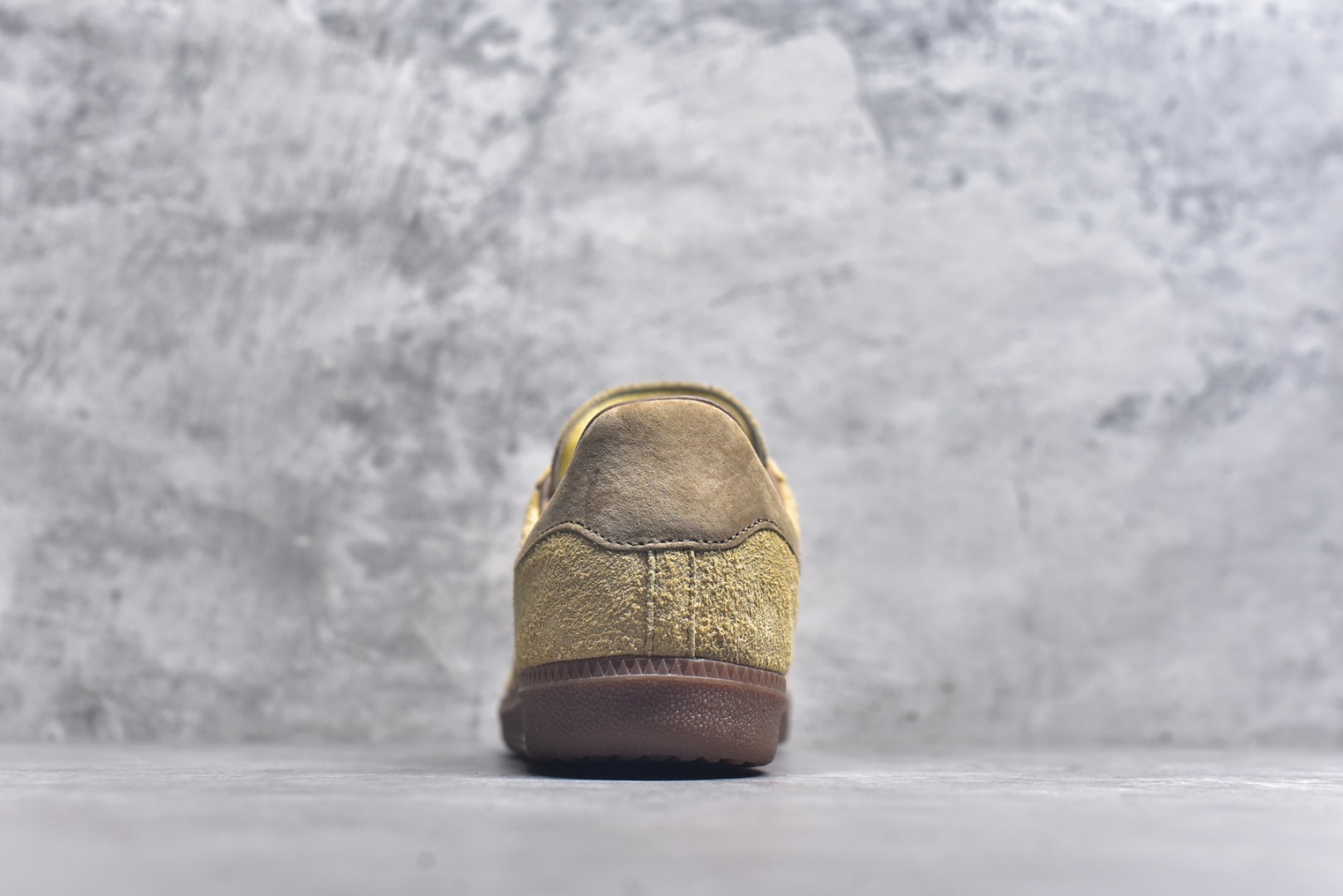 图片[5]-#JJJJound x AD Originals Samba Classic 桑巴舞系列绅士德训足球风百搭低帮休闲运动板鞋 联名小麦色 ID8709 全套原厂纸板冲刀加持 独家原档案私模RB橡胶大底 含胶量硬度原鞋一致 正确拉帮鞋垫背胶 原厂标裁支持鉴定 高密度丽新布中底 内置环保海玻璃鞋垫 全鞋电脑针车零偏差 产品品控稳定性领先行业 原厂港宝加持定型后跟R度完美 近两年JJJJound这个名字在鞋圈迅速蹿红，关键是跟它联名的球鞋就没有好抢的。无论是 New Balance、ASICS 还是 Salomon，起步就是市价翻倍。最近，JJJJound x Originals联名鞋的登场日期终于确定。分别以黑色、小麦色为主调，除了配色以外，两双鞋的质感也有很大不同。作为合作企划里的金字招牌，JJJJound 善于利用自己的极简美学挖掘品牌的全新风貌，本次 JJJJound 携手 Originals 选用大热鞋款 Samba 为蓝本，将鞋款的街头气质无痕转变为「静奢风」。鞋款肉眼可见的被赋予了难得的质感，黑白两色都采用了黄色优质皮革内衬以呼应生胶大底，取消了鞋舌的 Logo 转而采用压纹处理使得鞋款整体氛围更加静谧、奢华。同时为了彰显本次合作鞋款的身份，双方合作标识和 JJJJound Logo 被分别印在鞋口内侧和鞋垫上。尺码：35.5 36 36.5 37.5 38 38.5 39 40 40.5 41 42 42.5 43 44 44.5 45-选品中心