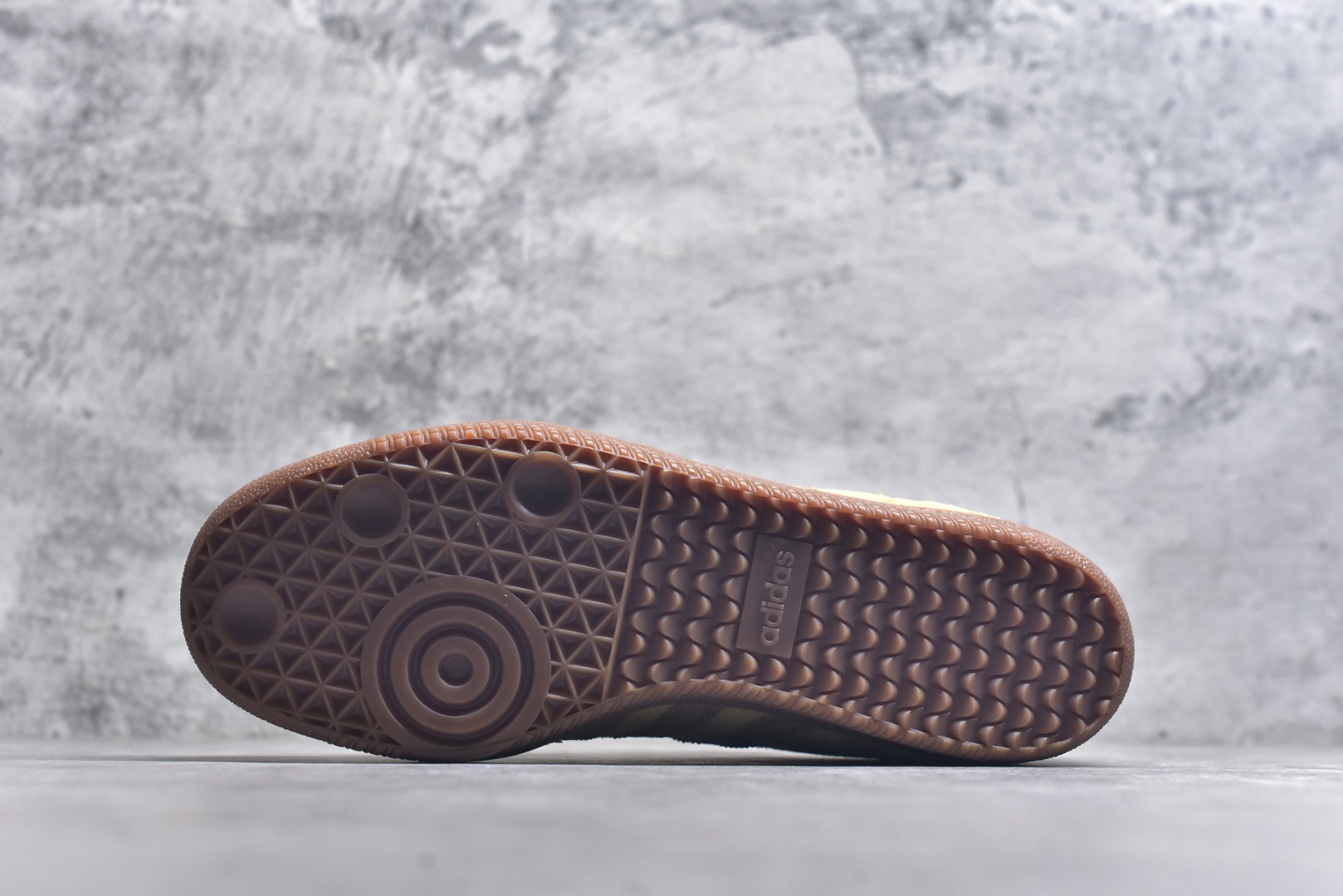 图片[6]-#JJJJound x AD Originals Samba Classic 桑巴舞系列绅士德训足球风百搭低帮休闲运动板鞋 联名小麦色 ID8709 全套原厂纸板冲刀加持 独家原档案私模RB橡胶大底 含胶量硬度原鞋一致 正确拉帮鞋垫背胶 原厂标裁支持鉴定 高密度丽新布中底 内置环保海玻璃鞋垫 全鞋电脑针车零偏差 产品品控稳定性领先行业 原厂港宝加持定型后跟R度完美 近两年JJJJound这个名字在鞋圈迅速蹿红，关键是跟它联名的球鞋就没有好抢的。无论是 New Balance、ASICS 还是 Salomon，起步就是市价翻倍。最近，JJJJound x Originals联名鞋的登场日期终于确定。分别以黑色、小麦色为主调，除了配色以外，两双鞋的质感也有很大不同。作为合作企划里的金字招牌，JJJJound 善于利用自己的极简美学挖掘品牌的全新风貌，本次 JJJJound 携手 Originals 选用大热鞋款 Samba 为蓝本，将鞋款的街头气质无痕转变为「静奢风」。鞋款肉眼可见的被赋予了难得的质感，黑白两色都采用了黄色优质皮革内衬以呼应生胶大底，取消了鞋舌的 Logo 转而采用压纹处理使得鞋款整体氛围更加静谧、奢华。同时为了彰显本次合作鞋款的身份，双方合作标识和 JJJJound Logo 被分别印在鞋口内侧和鞋垫上。尺码：35.5 36 36.5 37.5 38 38.5 39 40 40.5 41 42 42.5 43 44 44.5 45-选品中心