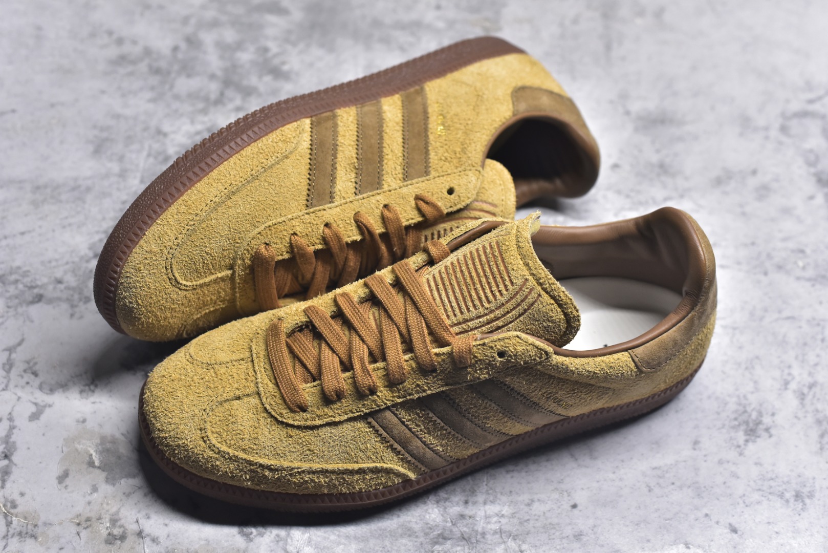 图片[7]-#JJJJound x AD Originals Samba Classic 桑巴舞系列绅士德训足球风百搭低帮休闲运动板鞋 联名小麦色 ID8709 全套原厂纸板冲刀加持 独家原档案私模RB橡胶大底 含胶量硬度原鞋一致 正确拉帮鞋垫背胶 原厂标裁支持鉴定 高密度丽新布中底 内置环保海玻璃鞋垫 全鞋电脑针车零偏差 产品品控稳定性领先行业 原厂港宝加持定型后跟R度完美 近两年JJJJound这个名字在鞋圈迅速蹿红，关键是跟它联名的球鞋就没有好抢的。无论是 New Balance、ASICS 还是 Salomon，起步就是市价翻倍。最近，JJJJound x Originals联名鞋的登场日期终于确定。分别以黑色、小麦色为主调，除了配色以外，两双鞋的质感也有很大不同。作为合作企划里的金字招牌，JJJJound 善于利用自己的极简美学挖掘品牌的全新风貌，本次 JJJJound 携手 Originals 选用大热鞋款 Samba 为蓝本，将鞋款的街头气质无痕转变为「静奢风」。鞋款肉眼可见的被赋予了难得的质感，黑白两色都采用了黄色优质皮革内衬以呼应生胶大底，取消了鞋舌的 Logo 转而采用压纹处理使得鞋款整体氛围更加静谧、奢华。同时为了彰显本次合作鞋款的身份，双方合作标识和 JJJJound Logo 被分别印在鞋口内侧和鞋垫上。尺码：35.5 36 36.5 37.5 38 38.5 39 40 40.5 41 42 42.5 43 44 44.5 45-选品中心