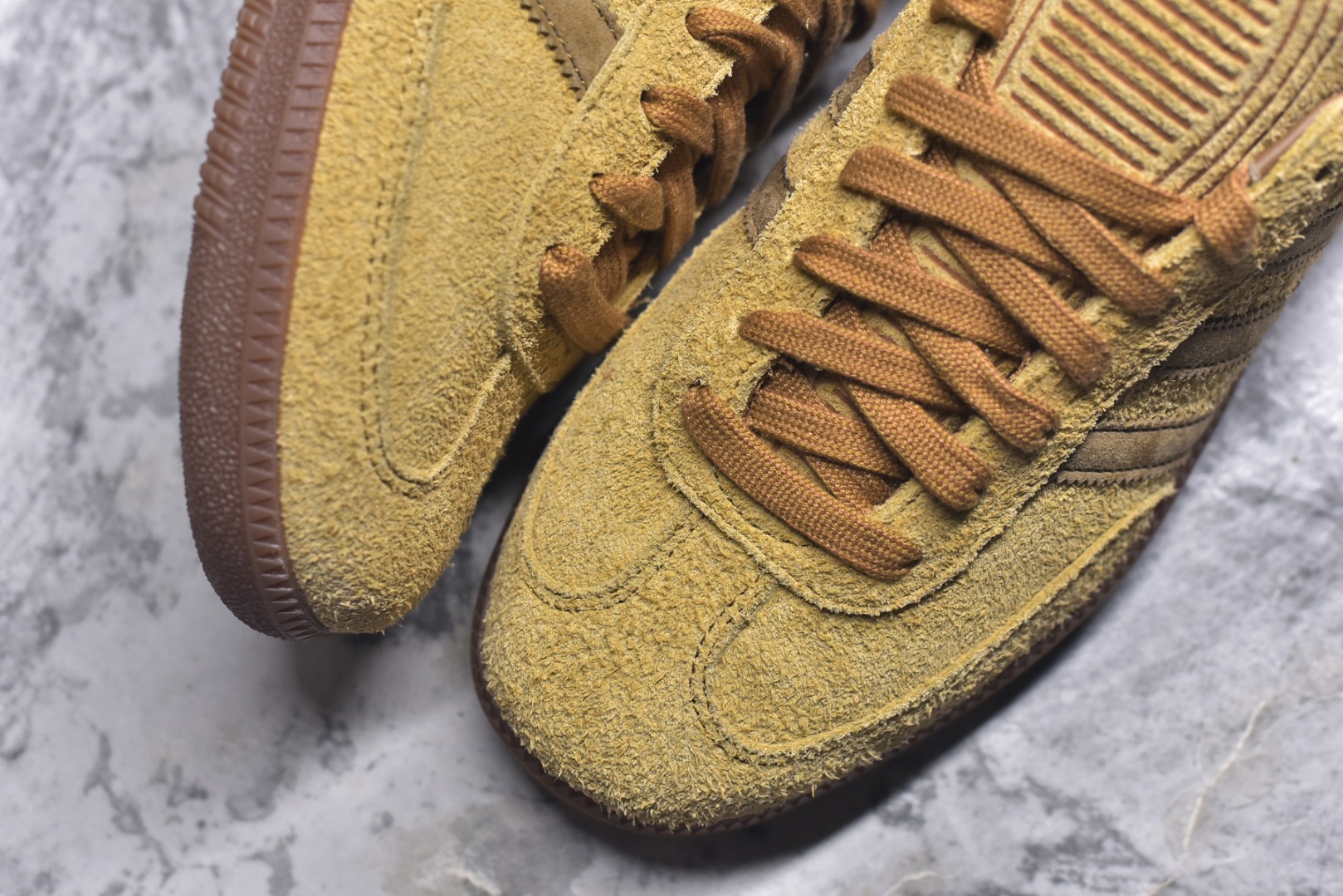 图片[8]-#JJJJound x AD Originals Samba Classic 桑巴舞系列绅士德训足球风百搭低帮休闲运动板鞋 联名小麦色 ID8709 全套原厂纸板冲刀加持 独家原档案私模RB橡胶大底 含胶量硬度原鞋一致 正确拉帮鞋垫背胶 原厂标裁支持鉴定 高密度丽新布中底 内置环保海玻璃鞋垫 全鞋电脑针车零偏差 产品品控稳定性领先行业 原厂港宝加持定型后跟R度完美 近两年JJJJound这个名字在鞋圈迅速蹿红，关键是跟它联名的球鞋就没有好抢的。无论是 New Balance、ASICS 还是 Salomon，起步就是市价翻倍。最近，JJJJound x Originals联名鞋的登场日期终于确定。分别以黑色、小麦色为主调，除了配色以外，两双鞋的质感也有很大不同。作为合作企划里的金字招牌，JJJJound 善于利用自己的极简美学挖掘品牌的全新风貌，本次 JJJJound 携手 Originals 选用大热鞋款 Samba 为蓝本，将鞋款的街头气质无痕转变为「静奢风」。鞋款肉眼可见的被赋予了难得的质感，黑白两色都采用了黄色优质皮革内衬以呼应生胶大底，取消了鞋舌的 Logo 转而采用压纹处理使得鞋款整体氛围更加静谧、奢华。同时为了彰显本次合作鞋款的身份，双方合作标识和 JJJJound Logo 被分别印在鞋口内侧和鞋垫上。尺码：35.5 36 36.5 37.5 38 38.5 39 40 40.5 41 42 42.5 43 44 44.5 45-选品中心