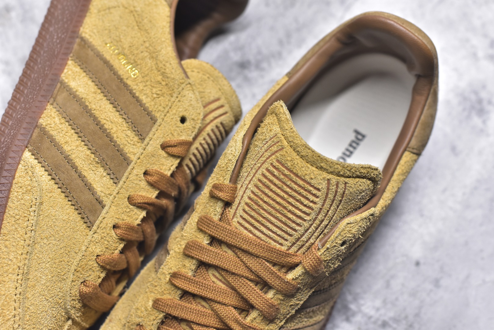 图片[9]-#JJJJound x AD Originals Samba Classic 桑巴舞系列绅士德训足球风百搭低帮休闲运动板鞋 联名小麦色 ID8709 全套原厂纸板冲刀加持 独家原档案私模RB橡胶大底 含胶量硬度原鞋一致 正确拉帮鞋垫背胶 原厂标裁支持鉴定 高密度丽新布中底 内置环保海玻璃鞋垫 全鞋电脑针车零偏差 产品品控稳定性领先行业 原厂港宝加持定型后跟R度完美 近两年JJJJound这个名字在鞋圈迅速蹿红，关键是跟它联名的球鞋就没有好抢的。无论是 New Balance、ASICS 还是 Salomon，起步就是市价翻倍。最近，JJJJound x Originals联名鞋的登场日期终于确定。分别以黑色、小麦色为主调，除了配色以外，两双鞋的质感也有很大不同。作为合作企划里的金字招牌，JJJJound 善于利用自己的极简美学挖掘品牌的全新风貌，本次 JJJJound 携手 Originals 选用大热鞋款 Samba 为蓝本，将鞋款的街头气质无痕转变为「静奢风」。鞋款肉眼可见的被赋予了难得的质感，黑白两色都采用了黄色优质皮革内衬以呼应生胶大底，取消了鞋舌的 Logo 转而采用压纹处理使得鞋款整体氛围更加静谧、奢华。同时为了彰显本次合作鞋款的身份，双方合作标识和 JJJJound Logo 被分别印在鞋口内侧和鞋垫上。尺码：35.5 36 36.5 37.5 38 38.5 39 40 40.5 41 42 42.5 43 44 44.5 45-选品中心