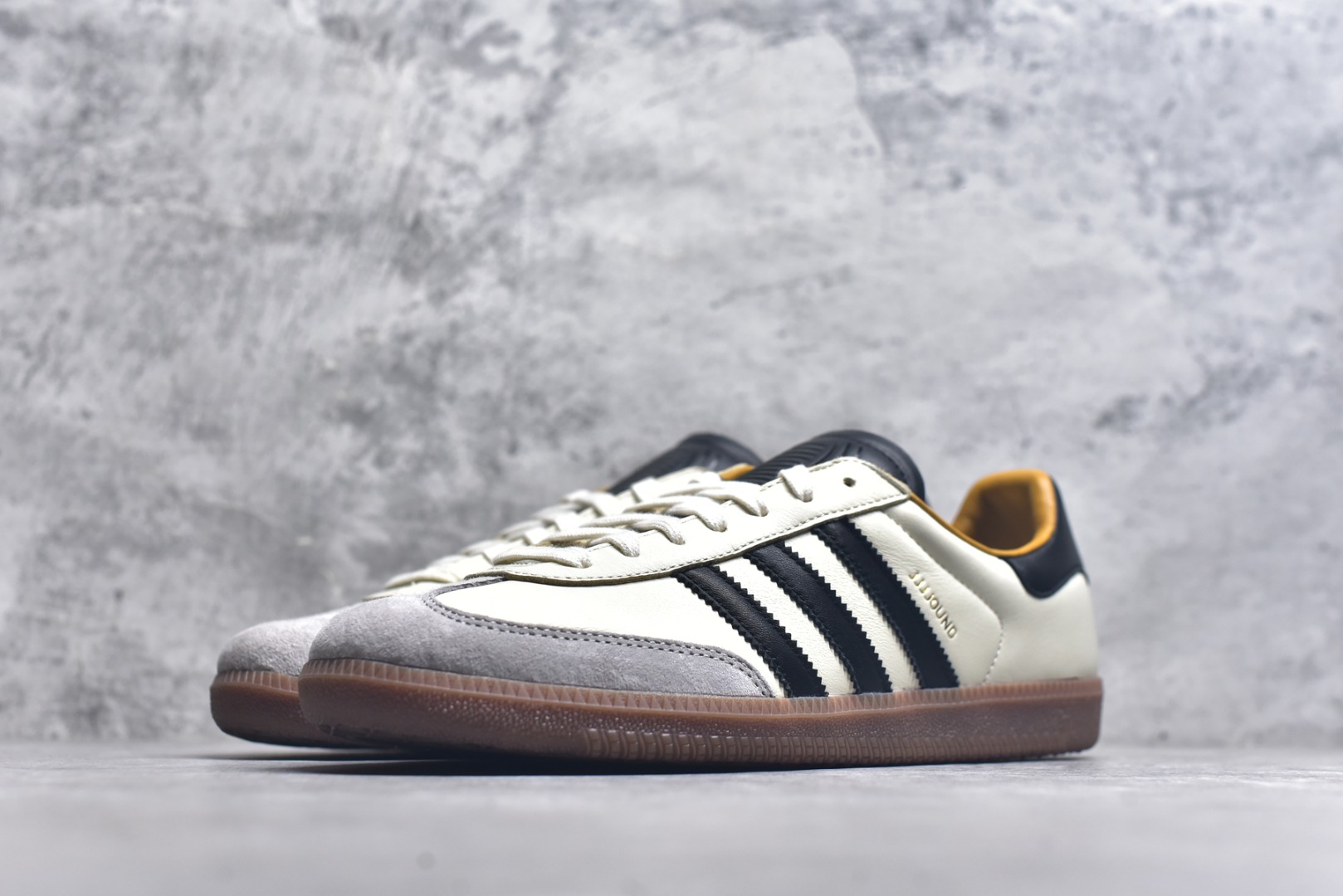 图片[2]-#JJJJound x AD Originals Samba Classic\”Studded Pack Black\”桑巴舞系列绅士德训足球风百搭低帮休闲运动板鞋 联名奶白灰黑 ID8708 全套原厂纸板冲刀加持 独家原档案私模RB橡胶大底 含胶量硬度原鞋一致 正确拉帮鞋垫背胶 原厂标裁支持鉴定 高密度丽新布中底 内置环保海玻璃鞋垫 全鞋电脑针车零偏差 产品品控稳定性领先行业 原厂港宝加持定型后跟R度完美 近两年JJJJound这个名字在鞋圈迅速蹿红，关键是跟它联名的球鞋就没有好抢的。无论是 New Balance、ASICS 还是 Salomon，起步就是市价翻倍。最近，JJJJound x Originals联名鞋的登场日期终于确定。分别以黑色、小麦色为主调，除了配色以外，两双鞋的质感也有很大不同。作为合作企划里的金字招牌，JJJJound 善于利用自己的极简美学挖掘品牌的全新风貌，本次 JJJJound 携手 Originals 选用大热鞋款 Samba 为蓝本，将鞋款的街头气质无痕转变为「静奢风」。鞋款肉眼可见的被赋予了难得的质感，黑白两色都采用了黄色优质皮革内衬以呼应生胶大底，取消了鞋舌的 Logo 转而采用压纹处理使得鞋款整体氛围更加静谧、奢华。同时为了彰显本次合作鞋款的身份，双方合作标识和 JJJJound Logo 被分别印在鞋口内侧和鞋垫上。尺码：35.5 36 36.5 37.5 38 38.5 39 40 40.5 41 42 42.5 43 44 44.5 45-选品中心