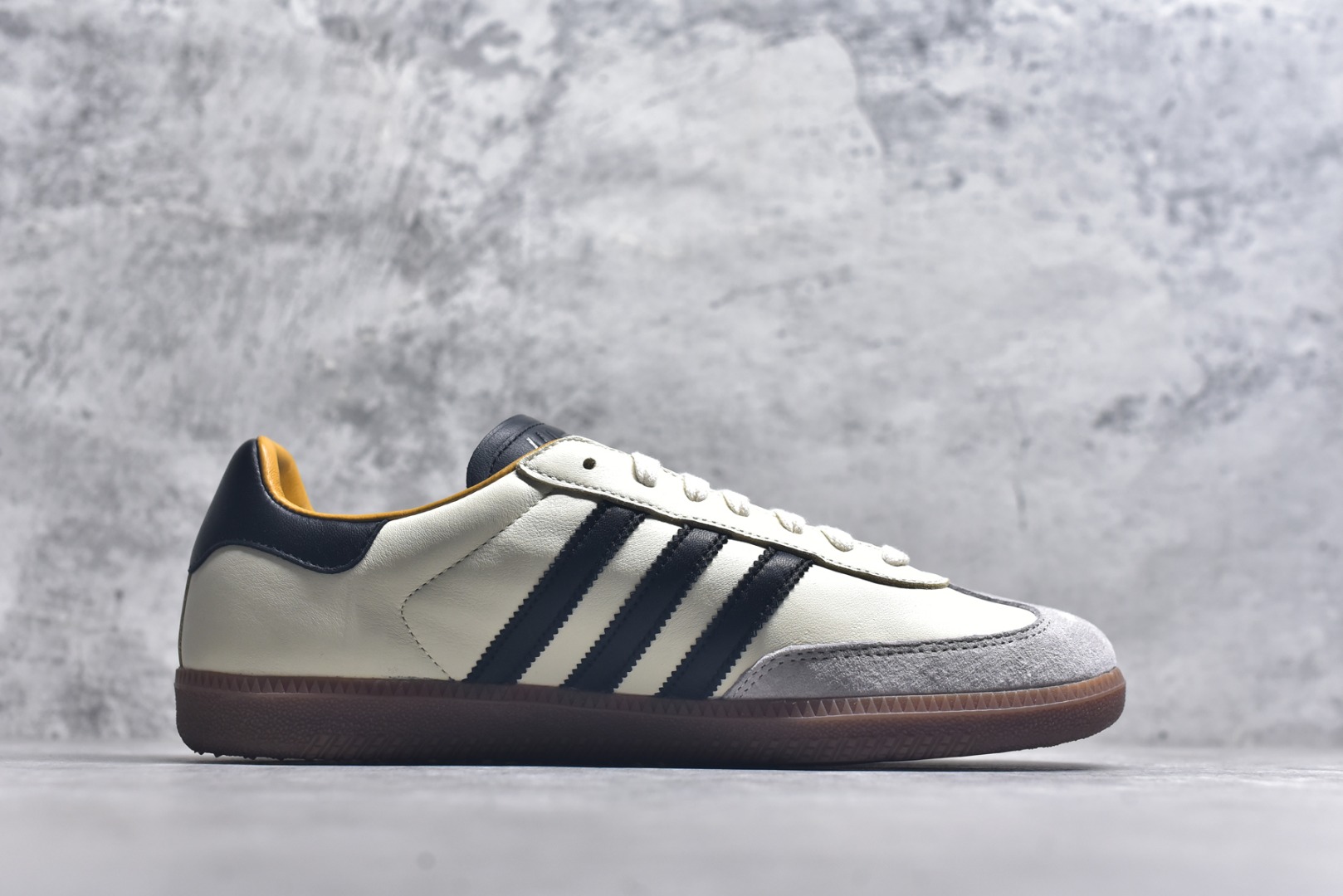 图片[3]-#JJJJound x AD Originals Samba Classic\”Studded Pack Black\”桑巴舞系列绅士德训足球风百搭低帮休闲运动板鞋 联名奶白灰黑 ID8708 全套原厂纸板冲刀加持 独家原档案私模RB橡胶大底 含胶量硬度原鞋一致 正确拉帮鞋垫背胶 原厂标裁支持鉴定 高密度丽新布中底 内置环保海玻璃鞋垫 全鞋电脑针车零偏差 产品品控稳定性领先行业 原厂港宝加持定型后跟R度完美 近两年JJJJound这个名字在鞋圈迅速蹿红，关键是跟它联名的球鞋就没有好抢的。无论是 New Balance、ASICS 还是 Salomon，起步就是市价翻倍。最近，JJJJound x Originals联名鞋的登场日期终于确定。分别以黑色、小麦色为主调，除了配色以外，两双鞋的质感也有很大不同。作为合作企划里的金字招牌，JJJJound 善于利用自己的极简美学挖掘品牌的全新风貌，本次 JJJJound 携手 Originals 选用大热鞋款 Samba 为蓝本，将鞋款的街头气质无痕转变为「静奢风」。鞋款肉眼可见的被赋予了难得的质感，黑白两色都采用了黄色优质皮革内衬以呼应生胶大底，取消了鞋舌的 Logo 转而采用压纹处理使得鞋款整体氛围更加静谧、奢华。同时为了彰显本次合作鞋款的身份，双方合作标识和 JJJJound Logo 被分别印在鞋口内侧和鞋垫上。尺码：35.5 36 36.5 37.5 38 38.5 39 40 40.5 41 42 42.5 43 44 44.5 45-选品中心