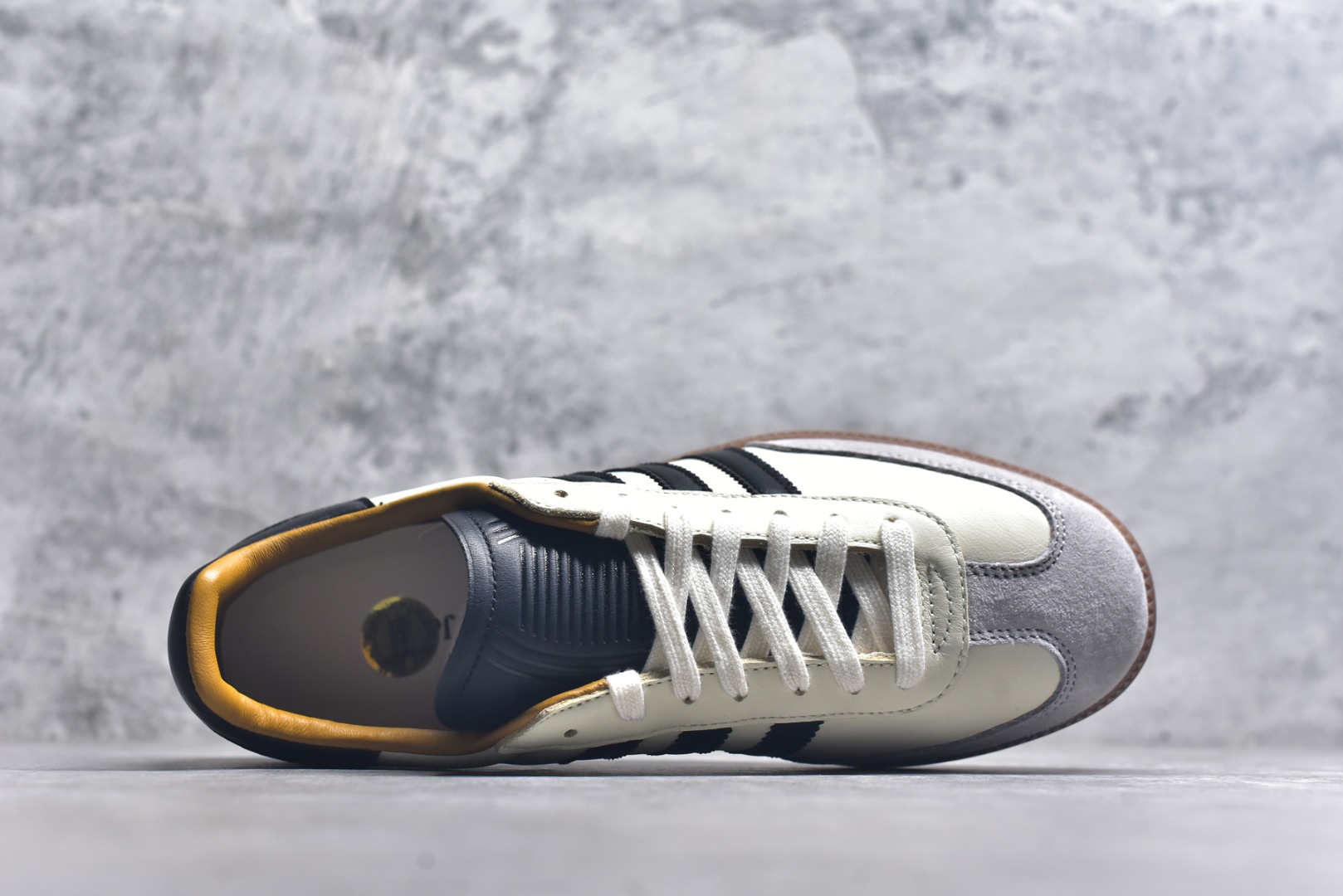 图片[4]-#JJJJound x AD Originals Samba Classic\”Studded Pack Black\”桑巴舞系列绅士德训足球风百搭低帮休闲运动板鞋 联名奶白灰黑 ID8708 全套原厂纸板冲刀加持 独家原档案私模RB橡胶大底 含胶量硬度原鞋一致 正确拉帮鞋垫背胶 原厂标裁支持鉴定 高密度丽新布中底 内置环保海玻璃鞋垫 全鞋电脑针车零偏差 产品品控稳定性领先行业 原厂港宝加持定型后跟R度完美 近两年JJJJound这个名字在鞋圈迅速蹿红，关键是跟它联名的球鞋就没有好抢的。无论是 New Balance、ASICS 还是 Salomon，起步就是市价翻倍。最近，JJJJound x Originals联名鞋的登场日期终于确定。分别以黑色、小麦色为主调，除了配色以外，两双鞋的质感也有很大不同。作为合作企划里的金字招牌，JJJJound 善于利用自己的极简美学挖掘品牌的全新风貌，本次 JJJJound 携手 Originals 选用大热鞋款 Samba 为蓝本，将鞋款的街头气质无痕转变为「静奢风」。鞋款肉眼可见的被赋予了难得的质感，黑白两色都采用了黄色优质皮革内衬以呼应生胶大底，取消了鞋舌的 Logo 转而采用压纹处理使得鞋款整体氛围更加静谧、奢华。同时为了彰显本次合作鞋款的身份，双方合作标识和 JJJJound Logo 被分别印在鞋口内侧和鞋垫上。尺码：35.5 36 36.5 37.5 38 38.5 39 40 40.5 41 42 42.5 43 44 44.5 45-选品中心