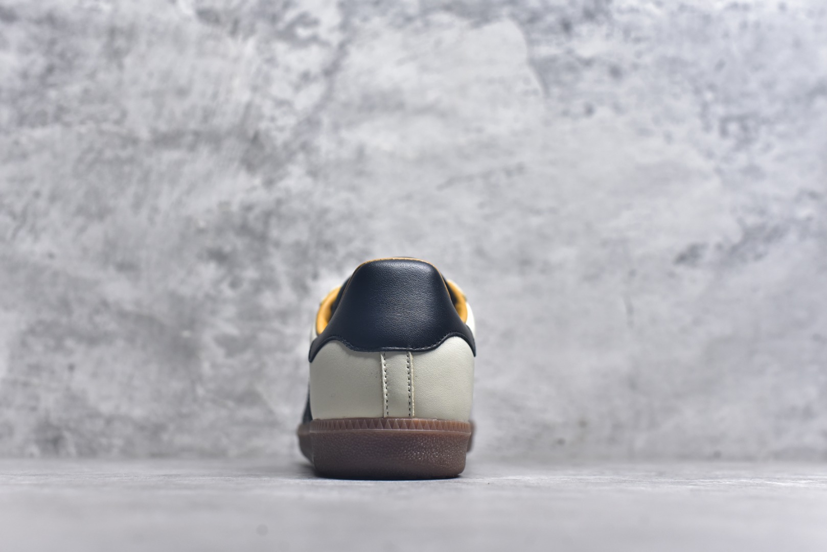 图片[5]-#JJJJound x AD Originals Samba Classic\”Studded Pack Black\”桑巴舞系列绅士德训足球风百搭低帮休闲运动板鞋 联名奶白灰黑 ID8708 全套原厂纸板冲刀加持 独家原档案私模RB橡胶大底 含胶量硬度原鞋一致 正确拉帮鞋垫背胶 原厂标裁支持鉴定 高密度丽新布中底 内置环保海玻璃鞋垫 全鞋电脑针车零偏差 产品品控稳定性领先行业 原厂港宝加持定型后跟R度完美 近两年JJJJound这个名字在鞋圈迅速蹿红，关键是跟它联名的球鞋就没有好抢的。无论是 New Balance、ASICS 还是 Salomon，起步就是市价翻倍。最近，JJJJound x Originals联名鞋的登场日期终于确定。分别以黑色、小麦色为主调，除了配色以外，两双鞋的质感也有很大不同。作为合作企划里的金字招牌，JJJJound 善于利用自己的极简美学挖掘品牌的全新风貌，本次 JJJJound 携手 Originals 选用大热鞋款 Samba 为蓝本，将鞋款的街头气质无痕转变为「静奢风」。鞋款肉眼可见的被赋予了难得的质感，黑白两色都采用了黄色优质皮革内衬以呼应生胶大底，取消了鞋舌的 Logo 转而采用压纹处理使得鞋款整体氛围更加静谧、奢华。同时为了彰显本次合作鞋款的身份，双方合作标识和 JJJJound Logo 被分别印在鞋口内侧和鞋垫上。尺码：35.5 36 36.5 37.5 38 38.5 39 40 40.5 41 42 42.5 43 44 44.5 45-选品中心