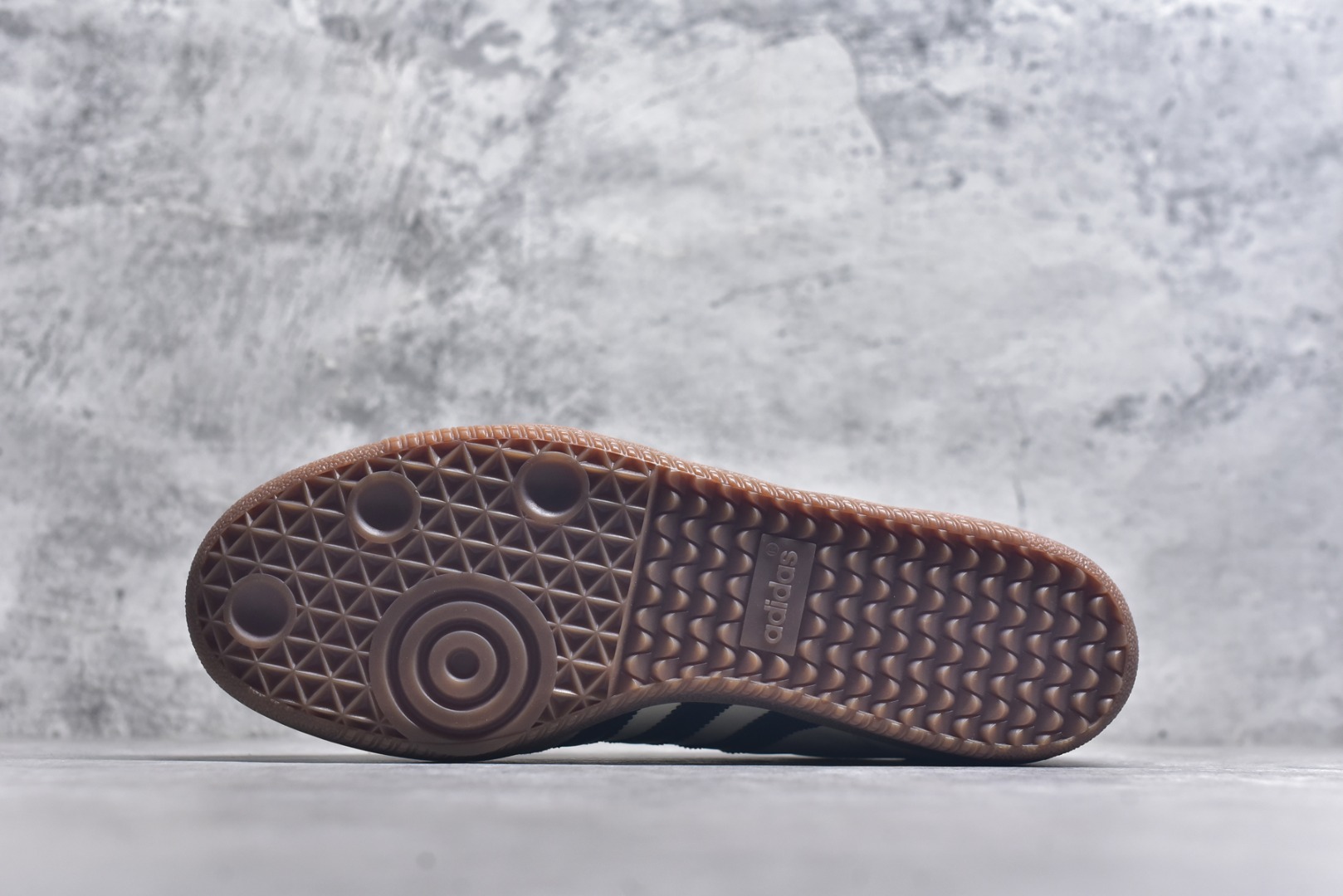 图片[6]-#JJJJound x AD Originals Samba Classic\”Studded Pack Black\”桑巴舞系列绅士德训足球风百搭低帮休闲运动板鞋 联名奶白灰黑 ID8708 全套原厂纸板冲刀加持 独家原档案私模RB橡胶大底 含胶量硬度原鞋一致 正确拉帮鞋垫背胶 原厂标裁支持鉴定 高密度丽新布中底 内置环保海玻璃鞋垫 全鞋电脑针车零偏差 产品品控稳定性领先行业 原厂港宝加持定型后跟R度完美 近两年JJJJound这个名字在鞋圈迅速蹿红，关键是跟它联名的球鞋就没有好抢的。无论是 New Balance、ASICS 还是 Salomon，起步就是市价翻倍。最近，JJJJound x Originals联名鞋的登场日期终于确定。分别以黑色、小麦色为主调，除了配色以外，两双鞋的质感也有很大不同。作为合作企划里的金字招牌，JJJJound 善于利用自己的极简美学挖掘品牌的全新风貌，本次 JJJJound 携手 Originals 选用大热鞋款 Samba 为蓝本，将鞋款的街头气质无痕转变为「静奢风」。鞋款肉眼可见的被赋予了难得的质感，黑白两色都采用了黄色优质皮革内衬以呼应生胶大底，取消了鞋舌的 Logo 转而采用压纹处理使得鞋款整体氛围更加静谧、奢华。同时为了彰显本次合作鞋款的身份，双方合作标识和 JJJJound Logo 被分别印在鞋口内侧和鞋垫上。尺码：35.5 36 36.5 37.5 38 38.5 39 40 40.5 41 42 42.5 43 44 44.5 45-选品中心