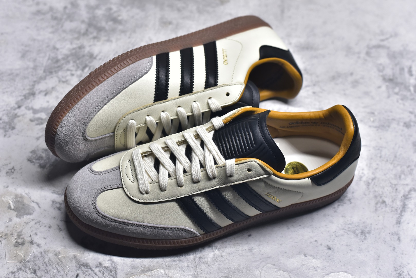 图片[7]-#JJJJound x AD Originals Samba Classic\”Studded Pack Black\”桑巴舞系列绅士德训足球风百搭低帮休闲运动板鞋 联名奶白灰黑 ID8708 全套原厂纸板冲刀加持 独家原档案私模RB橡胶大底 含胶量硬度原鞋一致 正确拉帮鞋垫背胶 原厂标裁支持鉴定 高密度丽新布中底 内置环保海玻璃鞋垫 全鞋电脑针车零偏差 产品品控稳定性领先行业 原厂港宝加持定型后跟R度完美 近两年JJJJound这个名字在鞋圈迅速蹿红，关键是跟它联名的球鞋就没有好抢的。无论是 New Balance、ASICS 还是 Salomon，起步就是市价翻倍。最近，JJJJound x Originals联名鞋的登场日期终于确定。分别以黑色、小麦色为主调，除了配色以外，两双鞋的质感也有很大不同。作为合作企划里的金字招牌，JJJJound 善于利用自己的极简美学挖掘品牌的全新风貌，本次 JJJJound 携手 Originals 选用大热鞋款 Samba 为蓝本，将鞋款的街头气质无痕转变为「静奢风」。鞋款肉眼可见的被赋予了难得的质感，黑白两色都采用了黄色优质皮革内衬以呼应生胶大底，取消了鞋舌的 Logo 转而采用压纹处理使得鞋款整体氛围更加静谧、奢华。同时为了彰显本次合作鞋款的身份，双方合作标识和 JJJJound Logo 被分别印在鞋口内侧和鞋垫上。尺码：35.5 36 36.5 37.5 38 38.5 39 40 40.5 41 42 42.5 43 44 44.5 45-选品中心