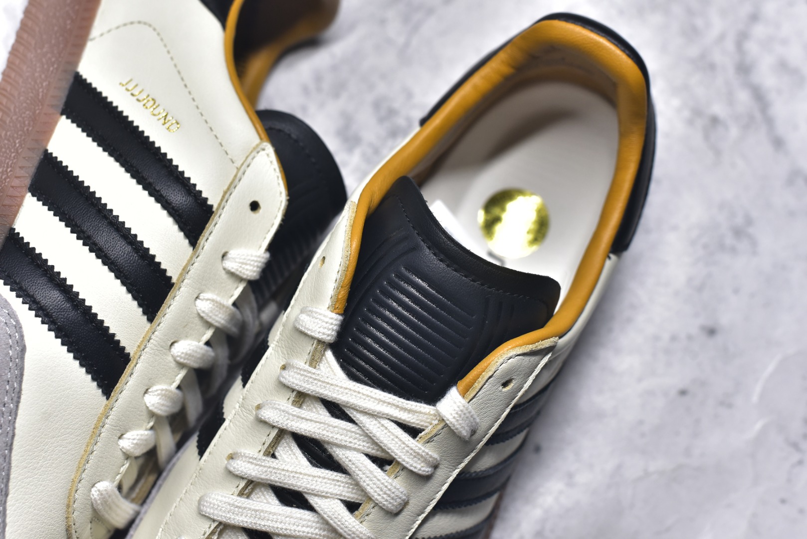 图片[9]-#JJJJound x AD Originals Samba Classic\”Studded Pack Black\”桑巴舞系列绅士德训足球风百搭低帮休闲运动板鞋 联名奶白灰黑 ID8708 全套原厂纸板冲刀加持 独家原档案私模RB橡胶大底 含胶量硬度原鞋一致 正确拉帮鞋垫背胶 原厂标裁支持鉴定 高密度丽新布中底 内置环保海玻璃鞋垫 全鞋电脑针车零偏差 产品品控稳定性领先行业 原厂港宝加持定型后跟R度完美 近两年JJJJound这个名字在鞋圈迅速蹿红，关键是跟它联名的球鞋就没有好抢的。无论是 New Balance、ASICS 还是 Salomon，起步就是市价翻倍。最近，JJJJound x Originals联名鞋的登场日期终于确定。分别以黑色、小麦色为主调，除了配色以外，两双鞋的质感也有很大不同。作为合作企划里的金字招牌，JJJJound 善于利用自己的极简美学挖掘品牌的全新风貌，本次 JJJJound 携手 Originals 选用大热鞋款 Samba 为蓝本，将鞋款的街头气质无痕转变为「静奢风」。鞋款肉眼可见的被赋予了难得的质感，黑白两色都采用了黄色优质皮革内衬以呼应生胶大底，取消了鞋舌的 Logo 转而采用压纹处理使得鞋款整体氛围更加静谧、奢华。同时为了彰显本次合作鞋款的身份，双方合作标识和 JJJJound Logo 被分别印在鞋口内侧和鞋垫上。尺码：35.5 36 36.5 37.5 38 38.5 39 40 40.5 41 42 42.5 43 44 44.5 45-选品中心