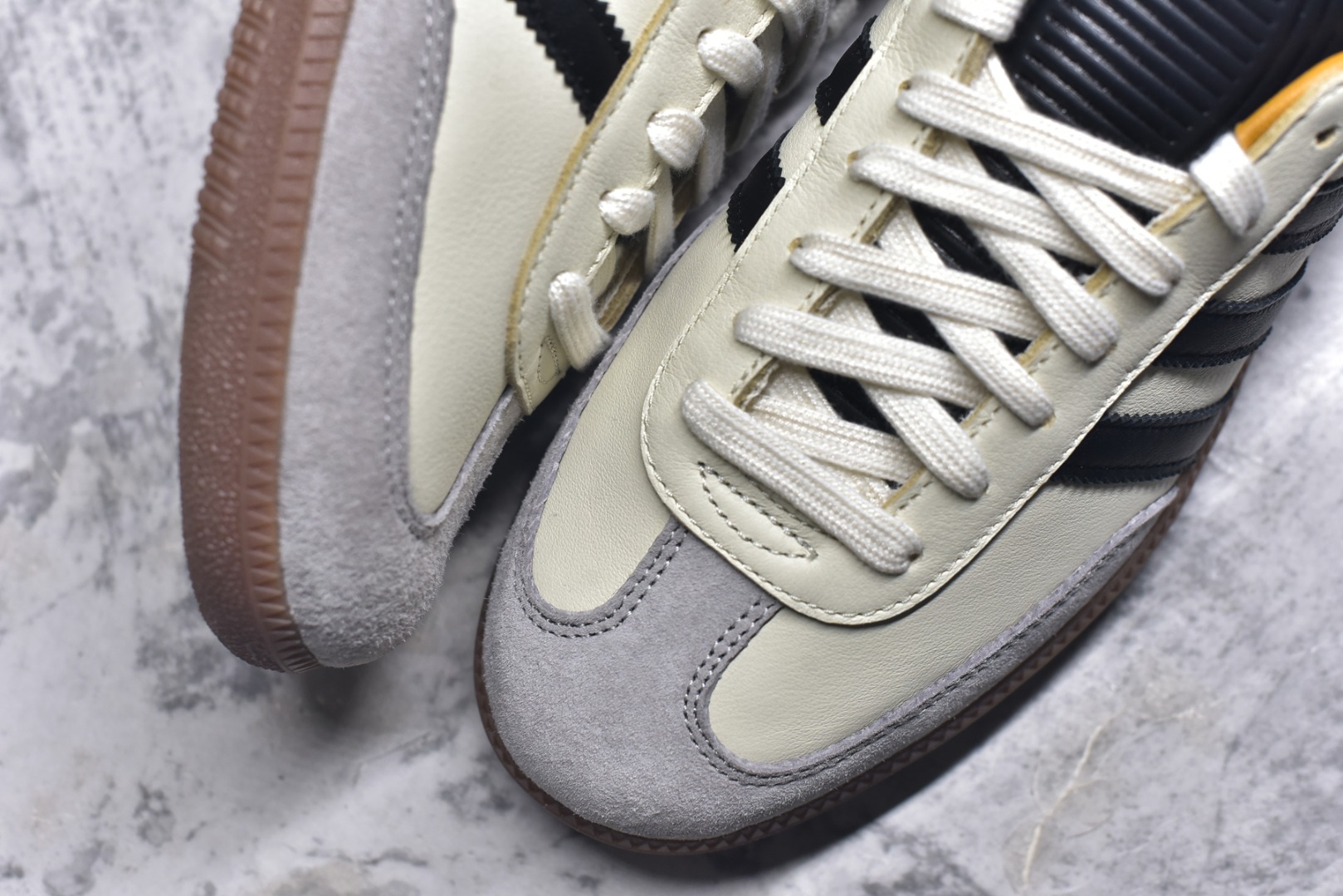 图片[8]-#JJJJound x AD Originals Samba Classic\”Studded Pack Black\”桑巴舞系列绅士德训足球风百搭低帮休闲运动板鞋 联名奶白灰黑 ID8708 全套原厂纸板冲刀加持 独家原档案私模RB橡胶大底 含胶量硬度原鞋一致 正确拉帮鞋垫背胶 原厂标裁支持鉴定 高密度丽新布中底 内置环保海玻璃鞋垫 全鞋电脑针车零偏差 产品品控稳定性领先行业 原厂港宝加持定型后跟R度完美 近两年JJJJound这个名字在鞋圈迅速蹿红，关键是跟它联名的球鞋就没有好抢的。无论是 New Balance、ASICS 还是 Salomon，起步就是市价翻倍。最近，JJJJound x Originals联名鞋的登场日期终于确定。分别以黑色、小麦色为主调，除了配色以外，两双鞋的质感也有很大不同。作为合作企划里的金字招牌，JJJJound 善于利用自己的极简美学挖掘品牌的全新风貌，本次 JJJJound 携手 Originals 选用大热鞋款 Samba 为蓝本，将鞋款的街头气质无痕转变为「静奢风」。鞋款肉眼可见的被赋予了难得的质感，黑白两色都采用了黄色优质皮革内衬以呼应生胶大底，取消了鞋舌的 Logo 转而采用压纹处理使得鞋款整体氛围更加静谧、奢华。同时为了彰显本次合作鞋款的身份，双方合作标识和 JJJJound Logo 被分别印在鞋口内侧和鞋垫上。尺码：35.5 36 36.5 37.5 38 38.5 39 40 40.5 41 42 42.5 43 44 44.5 45-选品中心