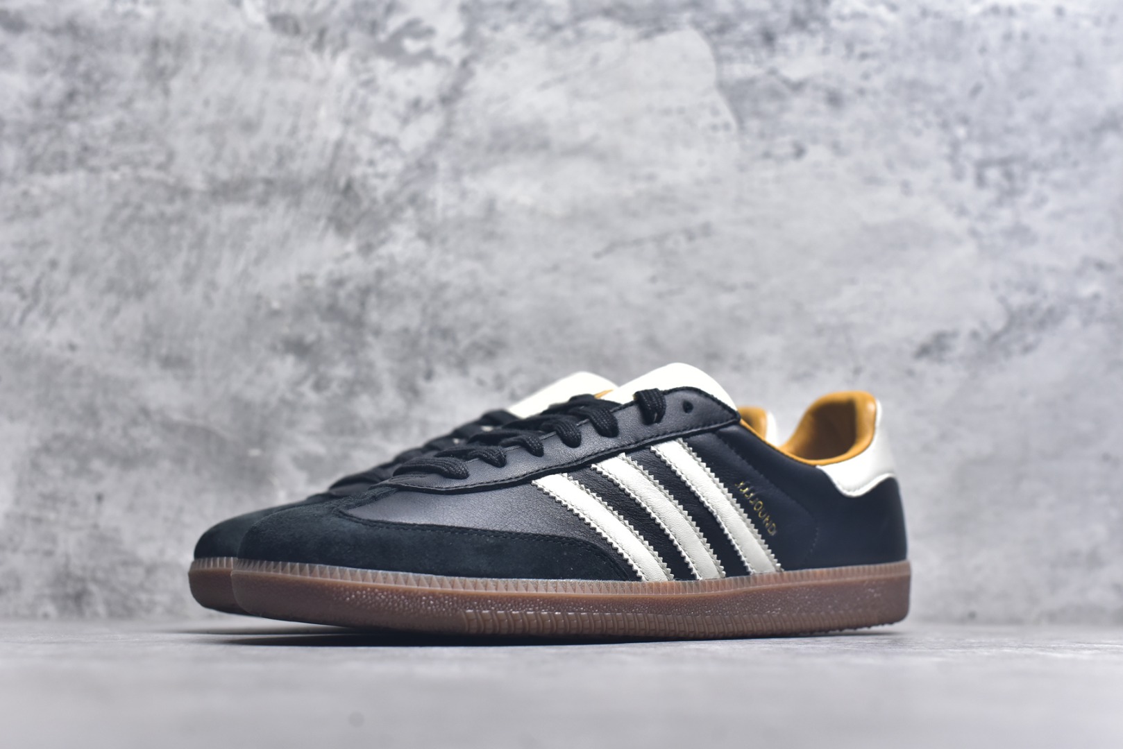 图片[2]-#JJJJound x AD Originals Samba Classic\”Studded Pack Black\”桑巴舞系列绅士德训足球风百搭低帮休闲运动板鞋 联名黑白 ID8707 全套原厂纸板冲刀加持 独家原档案私模RB橡胶大底 含胶量硬度原鞋一致 正确拉帮鞋垫背胶 原厂标裁支持鉴定 高密度丽新布中底 内置环保海玻璃鞋垫 全鞋电脑针车零偏差 产品品控稳定性领先行业 原厂港宝加持定型后跟R度完美 近两年JJJJound这个名字在鞋圈迅速蹿红，关键是跟它联名的球鞋就没有好抢的。无论是 New Balance、ASICS 还是 Salomon，起步就是市价翻倍。最近，JJJJound x Originals联名鞋的登场日期终于确定。分别以黑色、小麦色为主调，除了配色以外，两双鞋的质感也有很大不同。作为合作企划里的金字招牌，JJJJound 善于利用自己的极简美学挖掘品牌的全新风貌，本次 JJJJound 携手 Originals 选用大热鞋款 Samba 为蓝本，将鞋款的街头气质无痕转变为「静奢风」。鞋款肉眼可见的被赋予了难得的质感，黑白两色都采用了黄色优质皮革内衬以呼应生胶大底，取消了鞋舌的 Logo 转而采用压纹处理使得鞋款整体氛围更加静谧、奢华。同时为了彰显本次合作鞋款的身份，双方合作标识和 JJJJound Logo 被分别印在鞋口内侧和鞋垫上。尺码：35.5 36 36.5 37.5 38 38.5 39 40 40.5 41 42 42.5 43 44 44.5 45-选品中心