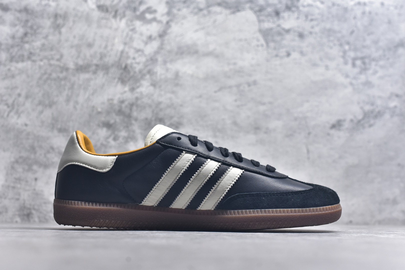 图片[3]-#JJJJound x AD Originals Samba Classic\”Studded Pack Black\”桑巴舞系列绅士德训足球风百搭低帮休闲运动板鞋 联名黑白 ID8707 全套原厂纸板冲刀加持 独家原档案私模RB橡胶大底 含胶量硬度原鞋一致 正确拉帮鞋垫背胶 原厂标裁支持鉴定 高密度丽新布中底 内置环保海玻璃鞋垫 全鞋电脑针车零偏差 产品品控稳定性领先行业 原厂港宝加持定型后跟R度完美 近两年JJJJound这个名字在鞋圈迅速蹿红，关键是跟它联名的球鞋就没有好抢的。无论是 New Balance、ASICS 还是 Salomon，起步就是市价翻倍。最近，JJJJound x Originals联名鞋的登场日期终于确定。分别以黑色、小麦色为主调，除了配色以外，两双鞋的质感也有很大不同。作为合作企划里的金字招牌，JJJJound 善于利用自己的极简美学挖掘品牌的全新风貌，本次 JJJJound 携手 Originals 选用大热鞋款 Samba 为蓝本，将鞋款的街头气质无痕转变为「静奢风」。鞋款肉眼可见的被赋予了难得的质感，黑白两色都采用了黄色优质皮革内衬以呼应生胶大底，取消了鞋舌的 Logo 转而采用压纹处理使得鞋款整体氛围更加静谧、奢华。同时为了彰显本次合作鞋款的身份，双方合作标识和 JJJJound Logo 被分别印在鞋口内侧和鞋垫上。尺码：35.5 36 36.5 37.5 38 38.5 39 40 40.5 41 42 42.5 43 44 44.5 45-选品中心