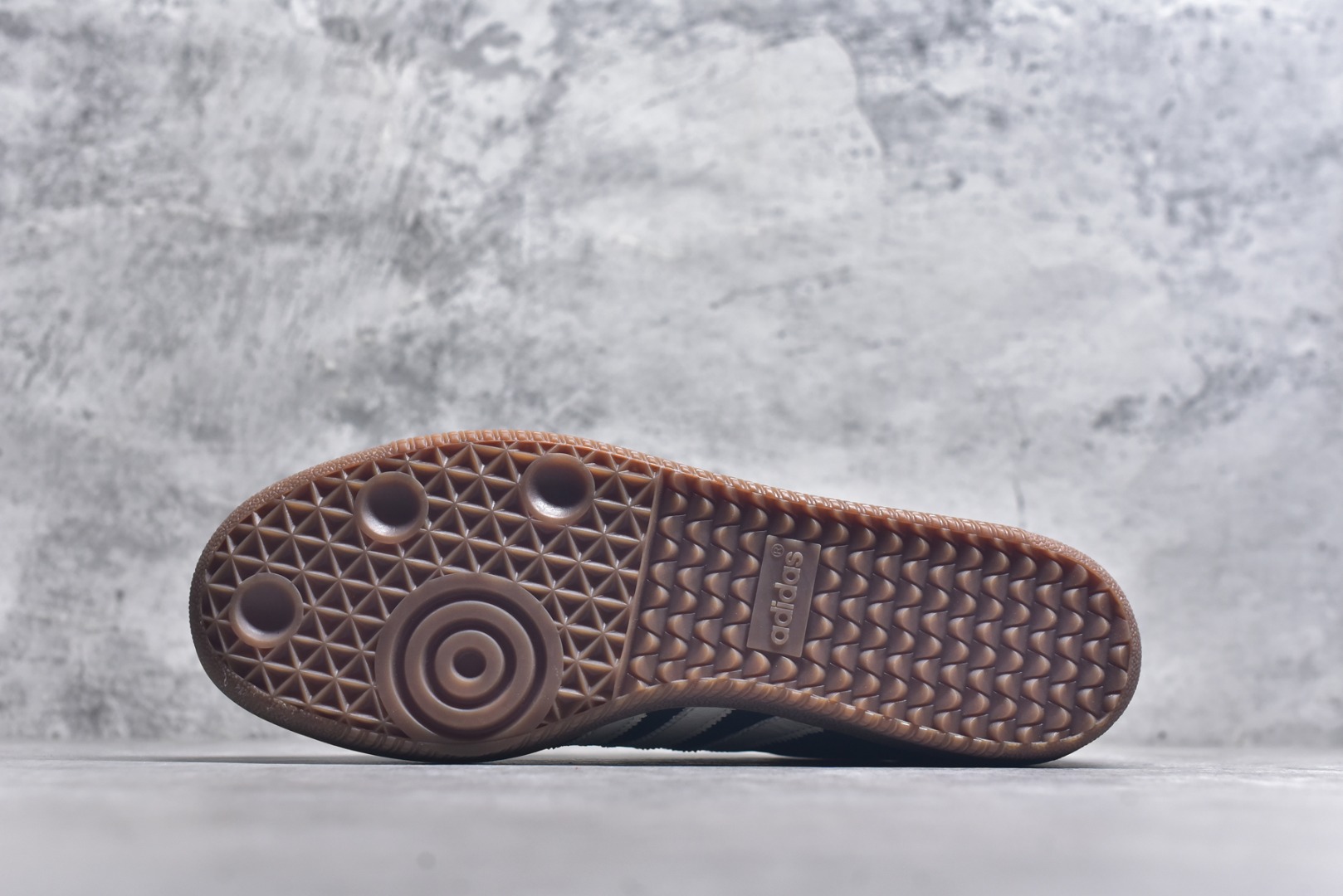 图片[6]-#JJJJound x AD Originals Samba Classic\”Studded Pack Black\”桑巴舞系列绅士德训足球风百搭低帮休闲运动板鞋 联名黑白 ID8707 全套原厂纸板冲刀加持 独家原档案私模RB橡胶大底 含胶量硬度原鞋一致 正确拉帮鞋垫背胶 原厂标裁支持鉴定 高密度丽新布中底 内置环保海玻璃鞋垫 全鞋电脑针车零偏差 产品品控稳定性领先行业 原厂港宝加持定型后跟R度完美 近两年JJJJound这个名字在鞋圈迅速蹿红，关键是跟它联名的球鞋就没有好抢的。无论是 New Balance、ASICS 还是 Salomon，起步就是市价翻倍。最近，JJJJound x Originals联名鞋的登场日期终于确定。分别以黑色、小麦色为主调，除了配色以外，两双鞋的质感也有很大不同。作为合作企划里的金字招牌，JJJJound 善于利用自己的极简美学挖掘品牌的全新风貌，本次 JJJJound 携手 Originals 选用大热鞋款 Samba 为蓝本，将鞋款的街头气质无痕转变为「静奢风」。鞋款肉眼可见的被赋予了难得的质感，黑白两色都采用了黄色优质皮革内衬以呼应生胶大底，取消了鞋舌的 Logo 转而采用压纹处理使得鞋款整体氛围更加静谧、奢华。同时为了彰显本次合作鞋款的身份，双方合作标识和 JJJJound Logo 被分别印在鞋口内侧和鞋垫上。尺码：35.5 36 36.5 37.5 38 38.5 39 40 40.5 41 42 42.5 43 44 44.5 45-选品中心