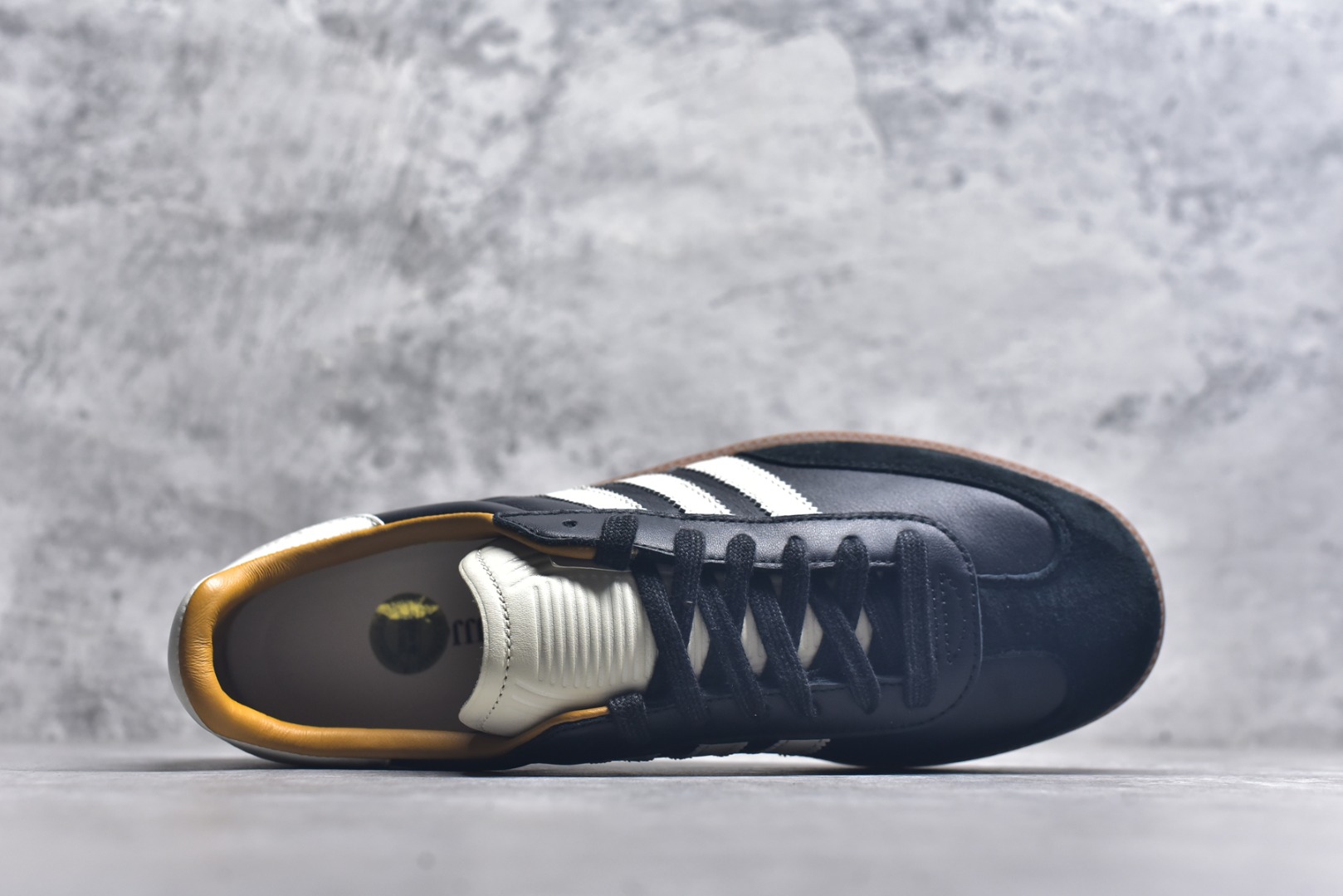 图片[4]-#JJJJound x AD Originals Samba Classic\”Studded Pack Black\”桑巴舞系列绅士德训足球风百搭低帮休闲运动板鞋 联名黑白 ID8707 全套原厂纸板冲刀加持 独家原档案私模RB橡胶大底 含胶量硬度原鞋一致 正确拉帮鞋垫背胶 原厂标裁支持鉴定 高密度丽新布中底 内置环保海玻璃鞋垫 全鞋电脑针车零偏差 产品品控稳定性领先行业 原厂港宝加持定型后跟R度完美 近两年JJJJound这个名字在鞋圈迅速蹿红，关键是跟它联名的球鞋就没有好抢的。无论是 New Balance、ASICS 还是 Salomon，起步就是市价翻倍。最近，JJJJound x Originals联名鞋的登场日期终于确定。分别以黑色、小麦色为主调，除了配色以外，两双鞋的质感也有很大不同。作为合作企划里的金字招牌，JJJJound 善于利用自己的极简美学挖掘品牌的全新风貌，本次 JJJJound 携手 Originals 选用大热鞋款 Samba 为蓝本，将鞋款的街头气质无痕转变为「静奢风」。鞋款肉眼可见的被赋予了难得的质感，黑白两色都采用了黄色优质皮革内衬以呼应生胶大底，取消了鞋舌的 Logo 转而采用压纹处理使得鞋款整体氛围更加静谧、奢华。同时为了彰显本次合作鞋款的身份，双方合作标识和 JJJJound Logo 被分别印在鞋口内侧和鞋垫上。尺码：35.5 36 36.5 37.5 38 38.5 39 40 40.5 41 42 42.5 43 44 44.5 45-选品中心