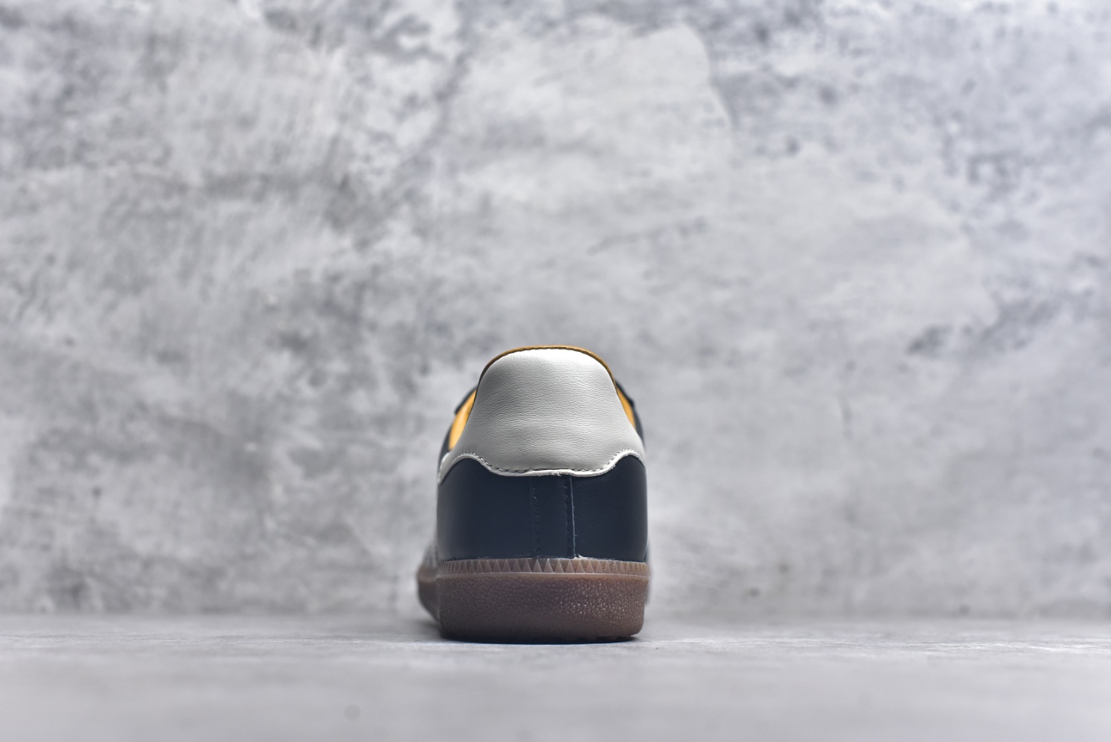 图片[5]-#JJJJound x AD Originals Samba Classic\”Studded Pack Black\”桑巴舞系列绅士德训足球风百搭低帮休闲运动板鞋 联名黑白 ID8707 全套原厂纸板冲刀加持 独家原档案私模RB橡胶大底 含胶量硬度原鞋一致 正确拉帮鞋垫背胶 原厂标裁支持鉴定 高密度丽新布中底 内置环保海玻璃鞋垫 全鞋电脑针车零偏差 产品品控稳定性领先行业 原厂港宝加持定型后跟R度完美 近两年JJJJound这个名字在鞋圈迅速蹿红，关键是跟它联名的球鞋就没有好抢的。无论是 New Balance、ASICS 还是 Salomon，起步就是市价翻倍。最近，JJJJound x Originals联名鞋的登场日期终于确定。分别以黑色、小麦色为主调，除了配色以外，两双鞋的质感也有很大不同。作为合作企划里的金字招牌，JJJJound 善于利用自己的极简美学挖掘品牌的全新风貌，本次 JJJJound 携手 Originals 选用大热鞋款 Samba 为蓝本，将鞋款的街头气质无痕转变为「静奢风」。鞋款肉眼可见的被赋予了难得的质感，黑白两色都采用了黄色优质皮革内衬以呼应生胶大底，取消了鞋舌的 Logo 转而采用压纹处理使得鞋款整体氛围更加静谧、奢华。同时为了彰显本次合作鞋款的身份，双方合作标识和 JJJJound Logo 被分别印在鞋口内侧和鞋垫上。尺码：35.5 36 36.5 37.5 38 38.5 39 40 40.5 41 42 42.5 43 44 44.5 45-选品中心