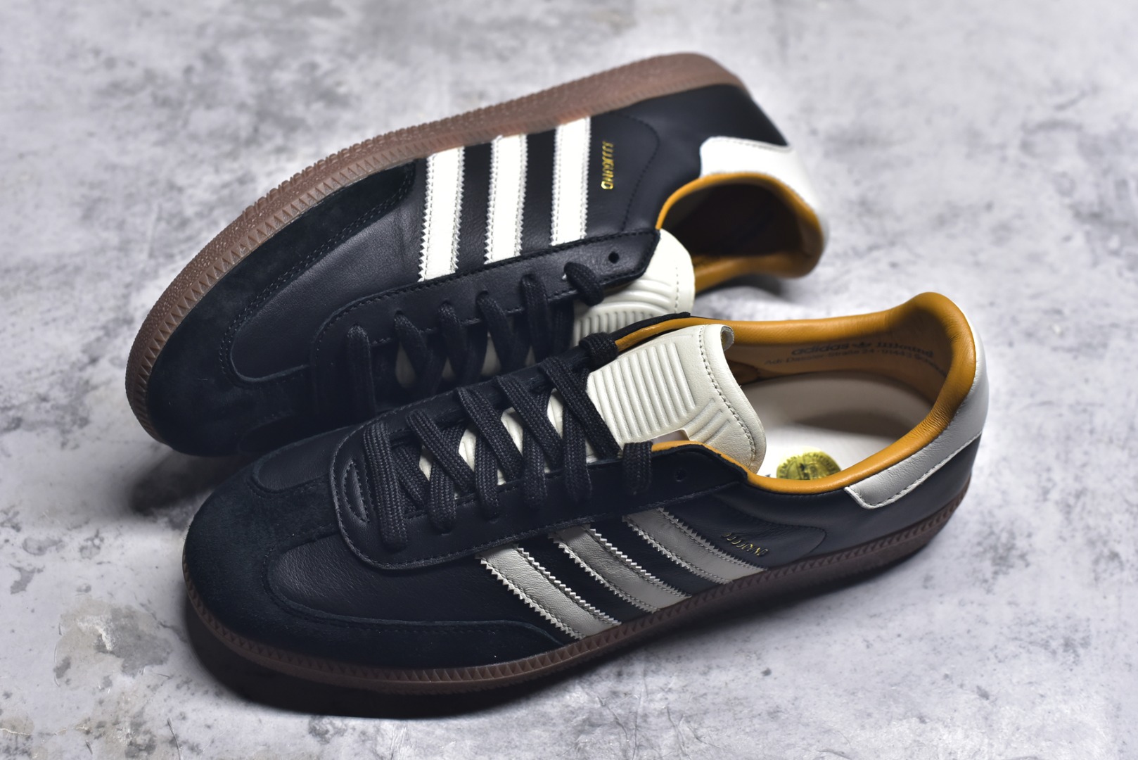 图片[7]-#JJJJound x AD Originals Samba Classic\”Studded Pack Black\”桑巴舞系列绅士德训足球风百搭低帮休闲运动板鞋 联名黑白 ID8707 全套原厂纸板冲刀加持 独家原档案私模RB橡胶大底 含胶量硬度原鞋一致 正确拉帮鞋垫背胶 原厂标裁支持鉴定 高密度丽新布中底 内置环保海玻璃鞋垫 全鞋电脑针车零偏差 产品品控稳定性领先行业 原厂港宝加持定型后跟R度完美 近两年JJJJound这个名字在鞋圈迅速蹿红，关键是跟它联名的球鞋就没有好抢的。无论是 New Balance、ASICS 还是 Salomon，起步就是市价翻倍。最近，JJJJound x Originals联名鞋的登场日期终于确定。分别以黑色、小麦色为主调，除了配色以外，两双鞋的质感也有很大不同。作为合作企划里的金字招牌，JJJJound 善于利用自己的极简美学挖掘品牌的全新风貌，本次 JJJJound 携手 Originals 选用大热鞋款 Samba 为蓝本，将鞋款的街头气质无痕转变为「静奢风」。鞋款肉眼可见的被赋予了难得的质感，黑白两色都采用了黄色优质皮革内衬以呼应生胶大底，取消了鞋舌的 Logo 转而采用压纹处理使得鞋款整体氛围更加静谧、奢华。同时为了彰显本次合作鞋款的身份，双方合作标识和 JJJJound Logo 被分别印在鞋口内侧和鞋垫上。尺码：35.5 36 36.5 37.5 38 38.5 39 40 40.5 41 42 42.5 43 44 44.5 45-选品中心