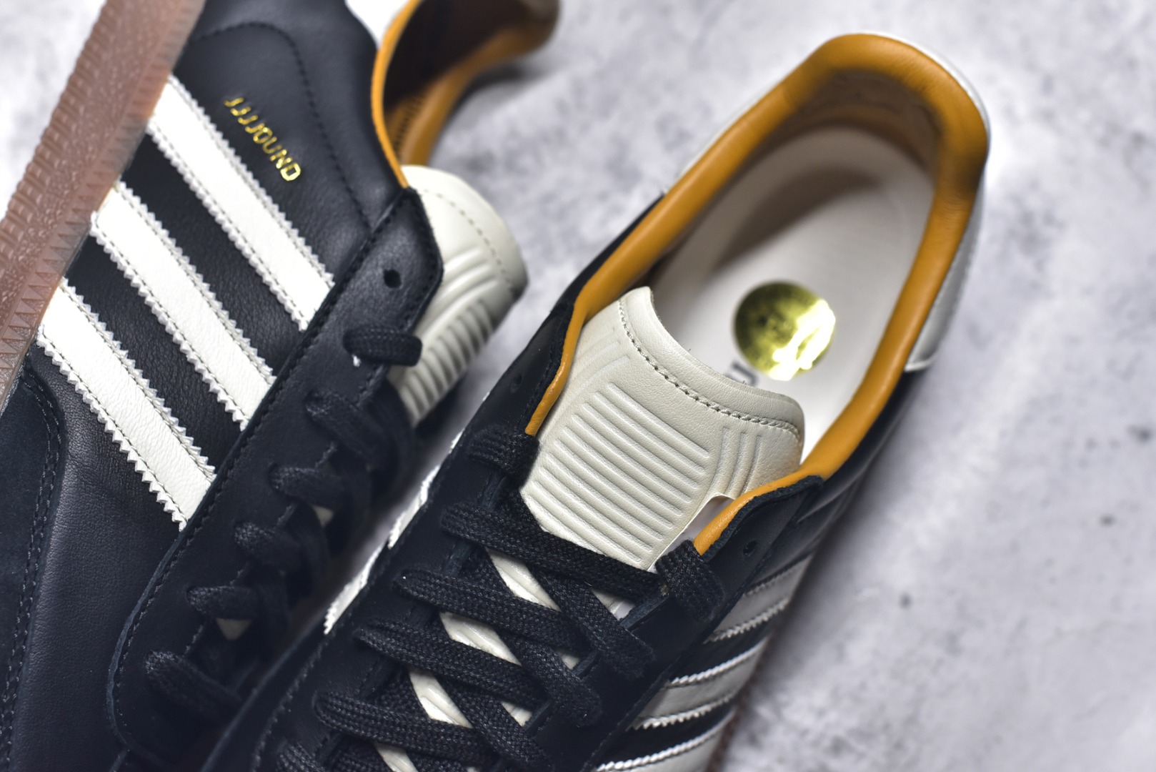 图片[9]-#JJJJound x AD Originals Samba Classic\”Studded Pack Black\”桑巴舞系列绅士德训足球风百搭低帮休闲运动板鞋 联名黑白 ID8707 全套原厂纸板冲刀加持 独家原档案私模RB橡胶大底 含胶量硬度原鞋一致 正确拉帮鞋垫背胶 原厂标裁支持鉴定 高密度丽新布中底 内置环保海玻璃鞋垫 全鞋电脑针车零偏差 产品品控稳定性领先行业 原厂港宝加持定型后跟R度完美 近两年JJJJound这个名字在鞋圈迅速蹿红，关键是跟它联名的球鞋就没有好抢的。无论是 New Balance、ASICS 还是 Salomon，起步就是市价翻倍。最近，JJJJound x Originals联名鞋的登场日期终于确定。分别以黑色、小麦色为主调，除了配色以外，两双鞋的质感也有很大不同。作为合作企划里的金字招牌，JJJJound 善于利用自己的极简美学挖掘品牌的全新风貌，本次 JJJJound 携手 Originals 选用大热鞋款 Samba 为蓝本，将鞋款的街头气质无痕转变为「静奢风」。鞋款肉眼可见的被赋予了难得的质感，黑白两色都采用了黄色优质皮革内衬以呼应生胶大底，取消了鞋舌的 Logo 转而采用压纹处理使得鞋款整体氛围更加静谧、奢华。同时为了彰显本次合作鞋款的身份，双方合作标识和 JJJJound Logo 被分别印在鞋口内侧和鞋垫上。尺码：35.5 36 36.5 37.5 38 38.5 39 40 40.5 41 42 42.5 43 44 44.5 45-选品中心