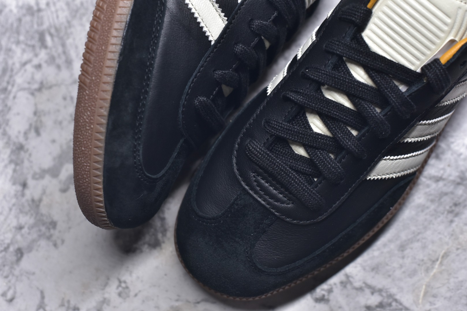 图片[8]-#JJJJound x AD Originals Samba Classic\”Studded Pack Black\”桑巴舞系列绅士德训足球风百搭低帮休闲运动板鞋 联名黑白 ID8707 全套原厂纸板冲刀加持 独家原档案私模RB橡胶大底 含胶量硬度原鞋一致 正确拉帮鞋垫背胶 原厂标裁支持鉴定 高密度丽新布中底 内置环保海玻璃鞋垫 全鞋电脑针车零偏差 产品品控稳定性领先行业 原厂港宝加持定型后跟R度完美 近两年JJJJound这个名字在鞋圈迅速蹿红，关键是跟它联名的球鞋就没有好抢的。无论是 New Balance、ASICS 还是 Salomon，起步就是市价翻倍。最近，JJJJound x Originals联名鞋的登场日期终于确定。分别以黑色、小麦色为主调，除了配色以外，两双鞋的质感也有很大不同。作为合作企划里的金字招牌，JJJJound 善于利用自己的极简美学挖掘品牌的全新风貌，本次 JJJJound 携手 Originals 选用大热鞋款 Samba 为蓝本，将鞋款的街头气质无痕转变为「静奢风」。鞋款肉眼可见的被赋予了难得的质感，黑白两色都采用了黄色优质皮革内衬以呼应生胶大底，取消了鞋舌的 Logo 转而采用压纹处理使得鞋款整体氛围更加静谧、奢华。同时为了彰显本次合作鞋款的身份，双方合作标识和 JJJJound Logo 被分别印在鞋口内侧和鞋垫上。尺码：35.5 36 36.5 37.5 38 38.5 39 40 40.5 41 42 42.5 43 44 44.5 45-选品中心