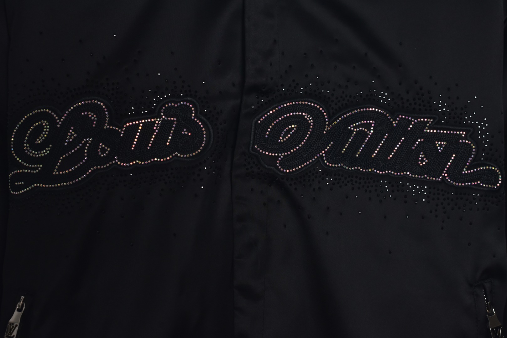 图片[3]-#1v 25Fw 横须贺醋酸烫钻棉服外套 以轻奢设计理念打造，兼顾日常通勤与时尚品味，采用定制原版醋酸面料，触感细腻柔滑，呈现真丝般的光泽和垂感，透气性佳，内里填充180克菱形格绗棉，精选长绒棉材质，​保暖舒适，翻领设计简洁利落，胸前饰以烫钻镶嵌的经典老花花卉字母，细节精致，侧面拉链口袋兼顾实用与美观，釆用开模定制原版合金四合扣和拉头，细节处彰显品质，袖口选用定制色织炫彩扁基螺纹，定制辅料三标，整体风格低调而不失细节，男女同款 尺码：XS-L-选品中心