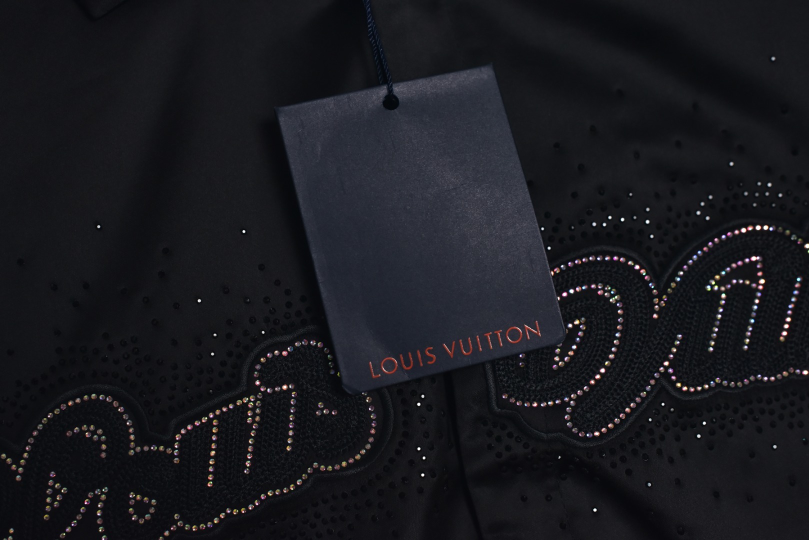 图片[5]-#1v 25Fw 横须贺醋酸烫钻棉服外套 以轻奢设计理念打造，兼顾日常通勤与时尚品味，采用定制原版醋酸面料，触感细腻柔滑，呈现真丝般的光泽和垂感，透气性佳，内里填充180克菱形格绗棉，精选长绒棉材质，​保暖舒适，翻领设计简洁利落，胸前饰以烫钻镶嵌的经典老花花卉字母，细节精致，侧面拉链口袋兼顾实用与美观，釆用开模定制原版合金四合扣和拉头，细节处彰显品质，袖口选用定制色织炫彩扁基螺纹，定制辅料三标，整体风格低调而不失细节，男女同款 尺码：XS-L-选品中心