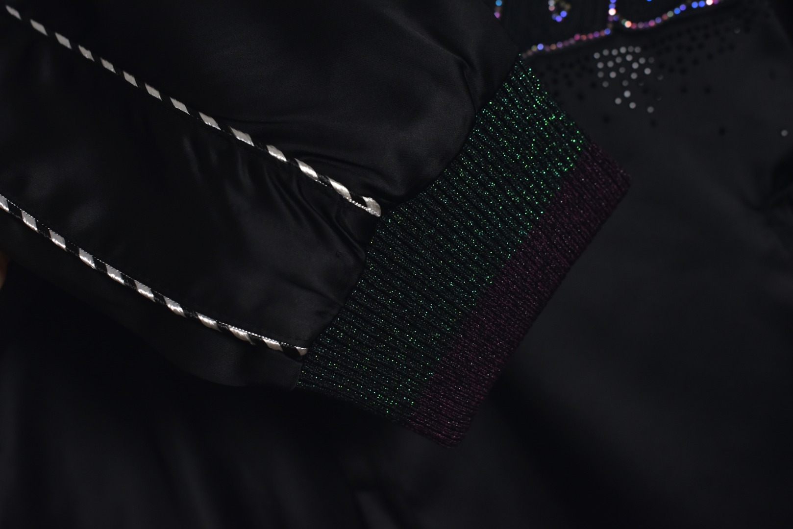 图片[6]-#1v 25Fw 横须贺醋酸烫钻棉服外套 以轻奢设计理念打造，兼顾日常通勤与时尚品味，采用定制原版醋酸面料，触感细腻柔滑，呈现真丝般的光泽和垂感，透气性佳，内里填充180克菱形格绗棉，精选长绒棉材质，​保暖舒适，翻领设计简洁利落，胸前饰以烫钻镶嵌的经典老花花卉字母，细节精致，侧面拉链口袋兼顾实用与美观，釆用开模定制原版合金四合扣和拉头，细节处彰显品质，袖口选用定制色织炫彩扁基螺纹，定制辅料三标，整体风格低调而不失细节，男女同款 尺码：XS-L-选品中心