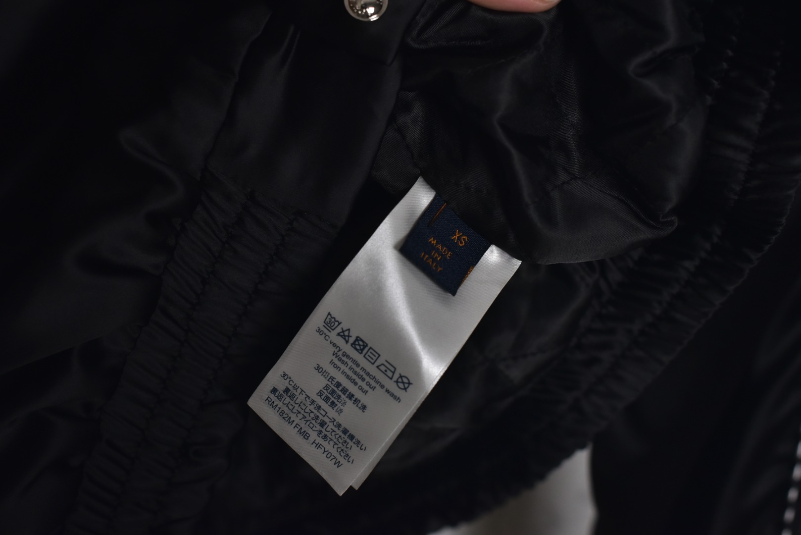 图片[7]-#1v 25Fw 横须贺醋酸烫钻棉服外套 以轻奢设计理念打造，兼顾日常通勤与时尚品味，采用定制原版醋酸面料，触感细腻柔滑，呈现真丝般的光泽和垂感，透气性佳，内里填充180克菱形格绗棉，精选长绒棉材质，​保暖舒适，翻领设计简洁利落，胸前饰以烫钻镶嵌的经典老花花卉字母，细节精致，侧面拉链口袋兼顾实用与美观，釆用开模定制原版合金四合扣和拉头，细节处彰显品质，袖口选用定制色织炫彩扁基螺纹，定制辅料三标，整体风格低调而不失细节，男女同款 尺码：XS-L-选品中心