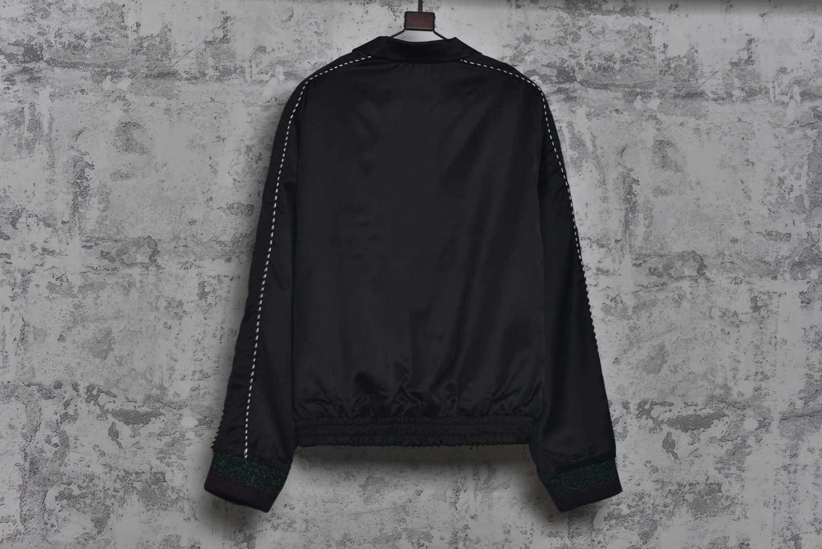 图片[2]-#1v 25Fw 横须贺醋酸烫钻棉服外套 以轻奢设计理念打造，兼顾日常通勤与时尚品味，采用定制原版醋酸面料，触感细腻柔滑，呈现真丝般的光泽和垂感，透气性佳，内里填充180克菱形格绗棉，精选长绒棉材质，​保暖舒适，翻领设计简洁利落，胸前饰以烫钻镶嵌的经典老花花卉字母，细节精致，侧面拉链口袋兼顾实用与美观，釆用开模定制原版合金四合扣和拉头，细节处彰显品质，袖口选用定制色织炫彩扁基螺纹，定制辅料三标，整体风格低调而不失细节，男女同款 尺码：XS-L-选品中心