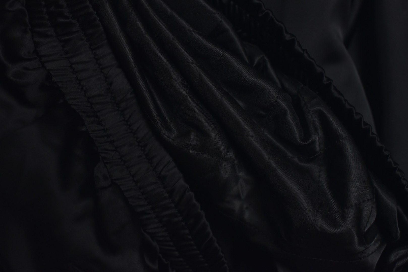 图片[9]-#1v 25Fw 横须贺醋酸烫钻棉服外套 以轻奢设计理念打造，兼顾日常通勤与时尚品味，采用定制原版醋酸面料，触感细腻柔滑，呈现真丝般的光泽和垂感，透气性佳，内里填充180克菱形格绗棉，精选长绒棉材质，​保暖舒适，翻领设计简洁利落，胸前饰以烫钻镶嵌的经典老花花卉字母，细节精致，侧面拉链口袋兼顾实用与美观，釆用开模定制原版合金四合扣和拉头，细节处彰显品质，袖口选用定制色织炫彩扁基螺纹，定制辅料三标，整体风格低调而不失细节，男女同款 尺码：XS-L-选品中心