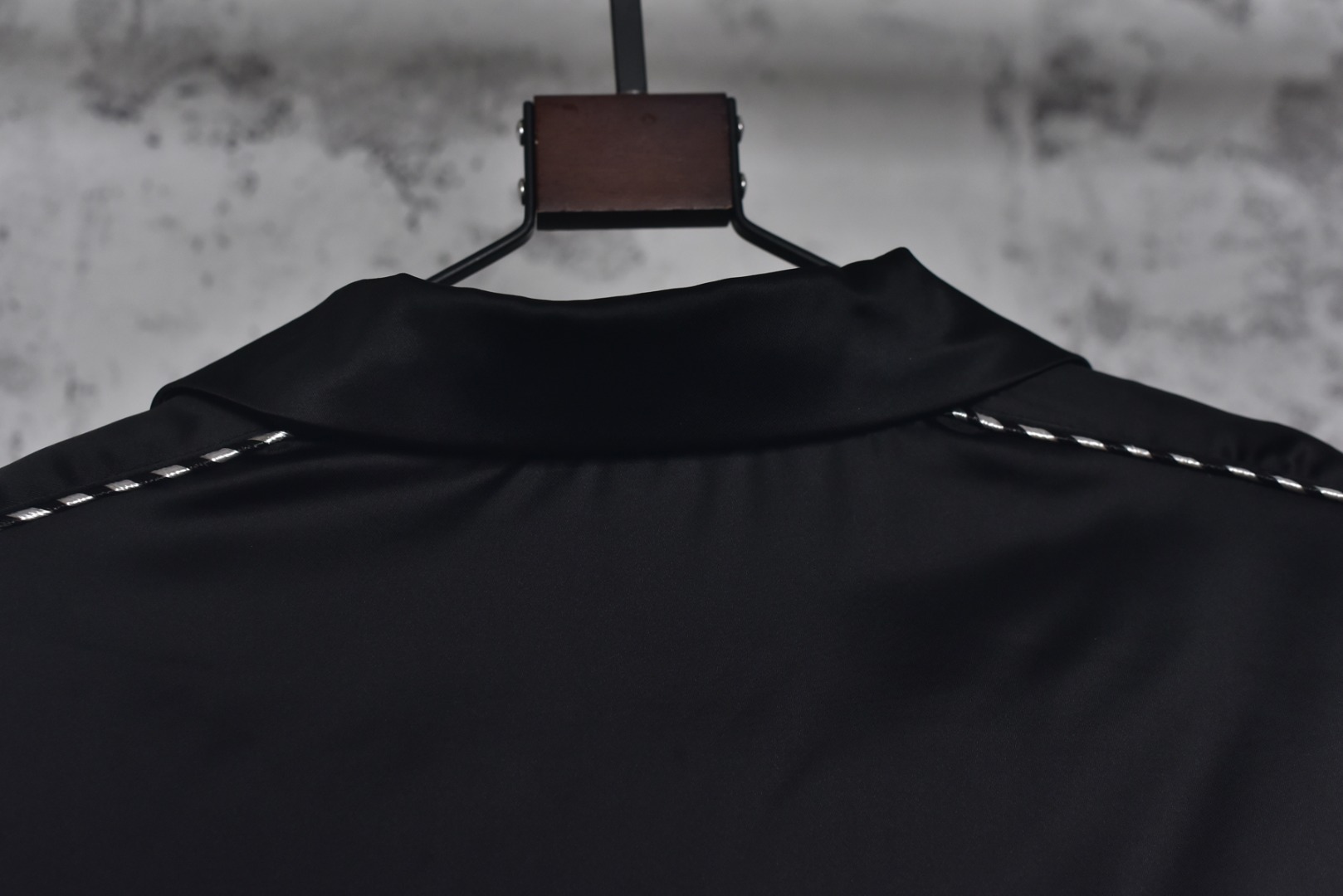 图片[8]-#1v 25Fw 横须贺醋酸烫钻棉服外套 以轻奢设计理念打造，兼顾日常通勤与时尚品味，采用定制原版醋酸面料，触感细腻柔滑，呈现真丝般的光泽和垂感，透气性佳，内里填充180克菱形格绗棉，精选长绒棉材质，​保暖舒适，翻领设计简洁利落，胸前饰以烫钻镶嵌的经典老花花卉字母，细节精致，侧面拉链口袋兼顾实用与美观，釆用开模定制原版合金四合扣和拉头，细节处彰显品质，袖口选用定制色织炫彩扁基螺纹，定制辅料三标，整体风格低调而不失细节，男女同款 尺码：XS-L-选品中心