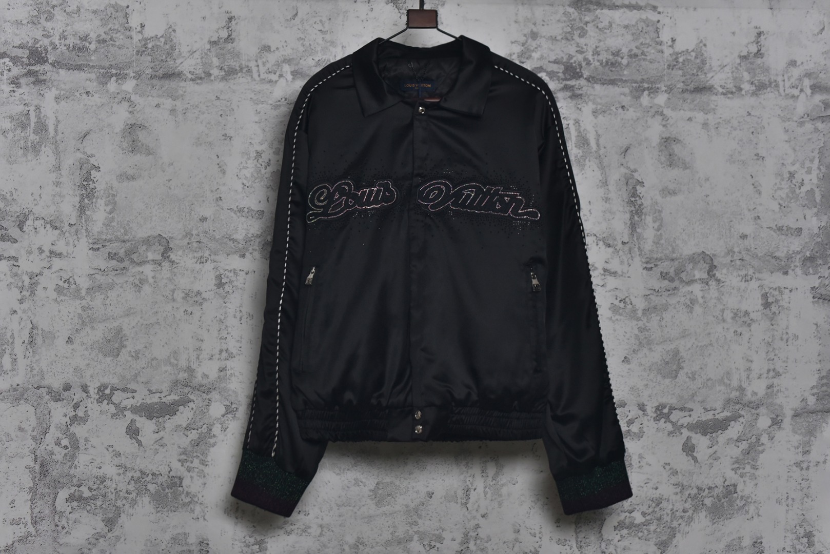 #1v 25Fw 横须贺醋酸烫钻棉服外套 以轻奢设计理念打造，兼顾日常通勤与时尚品味，采用定制原版醋酸面料，触感细腻柔滑，呈现真丝般的光泽和垂感，透气性佳，内里填充180克菱形格绗棉，精选长绒棉材质，​保暖舒适，翻领设计简洁利落，胸前饰以烫钻镶嵌的经典老花花卉字母，细节精致，侧面拉链口袋兼顾实用与美观，釆用开模定制原版合金四合扣和拉头，细节处彰显品质，袖口选用定制色织炫彩扁基螺纹，定制辅料三标，整体风格低调而不失细节，男女同款 尺码：XS-L-选品中心