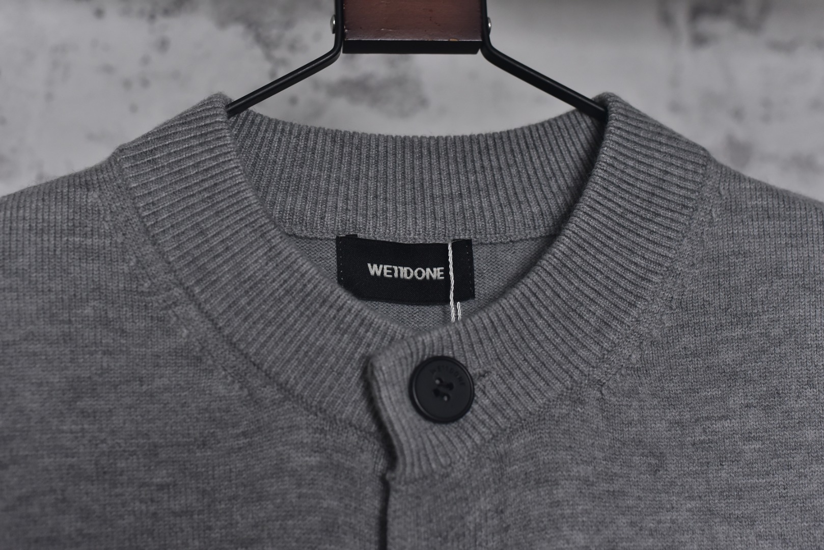 图片[5]-#We11done 25Fw 珍珠W标识开衫外套 金智羽同款穿搭，轻松get简约慵懒的时尚风格，展现低调精致的日常气质，经典的品牌标识点缀，彰显低调的品牌辨识度，面料采用重磅厚实纯棉纱线，针织采用进口全自动针织机，触感柔软，带来舒适的穿着体验，具有一定的挺括感和良好的垂坠感，不易起球，耐穿且易于打理，精选仿珍珠字母点缀，温润光泽，为简约设计增添精致感，提升单品质感，定制辅料水洗标，男女同款 尺码：S-L-选品中心