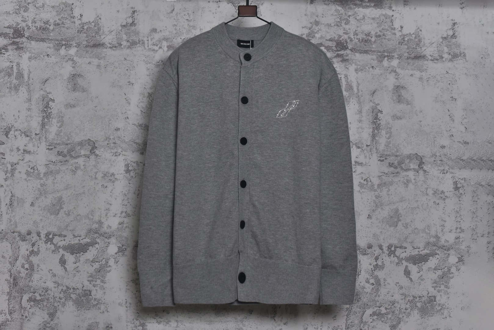 #We11done 25Fw 珍珠W标识开衫外套 金智羽同款穿搭，轻松get简约慵懒的时尚风格，展现低调精致的日常气质，经典的品牌标识点缀，彰显低调的品牌辨识度，面料采用重磅厚实纯棉纱线，针织采用进口全自动针织机，触感柔软，带来舒适的穿着体验，具有一定的挺括感和良好的垂坠感，不易起球，耐穿且易于打理，精选仿珍珠字母点缀，温润光泽，为简约设计增添精致感，提升单品质感，定制辅料水洗标，男女同款 尺码：S-L-选品中心