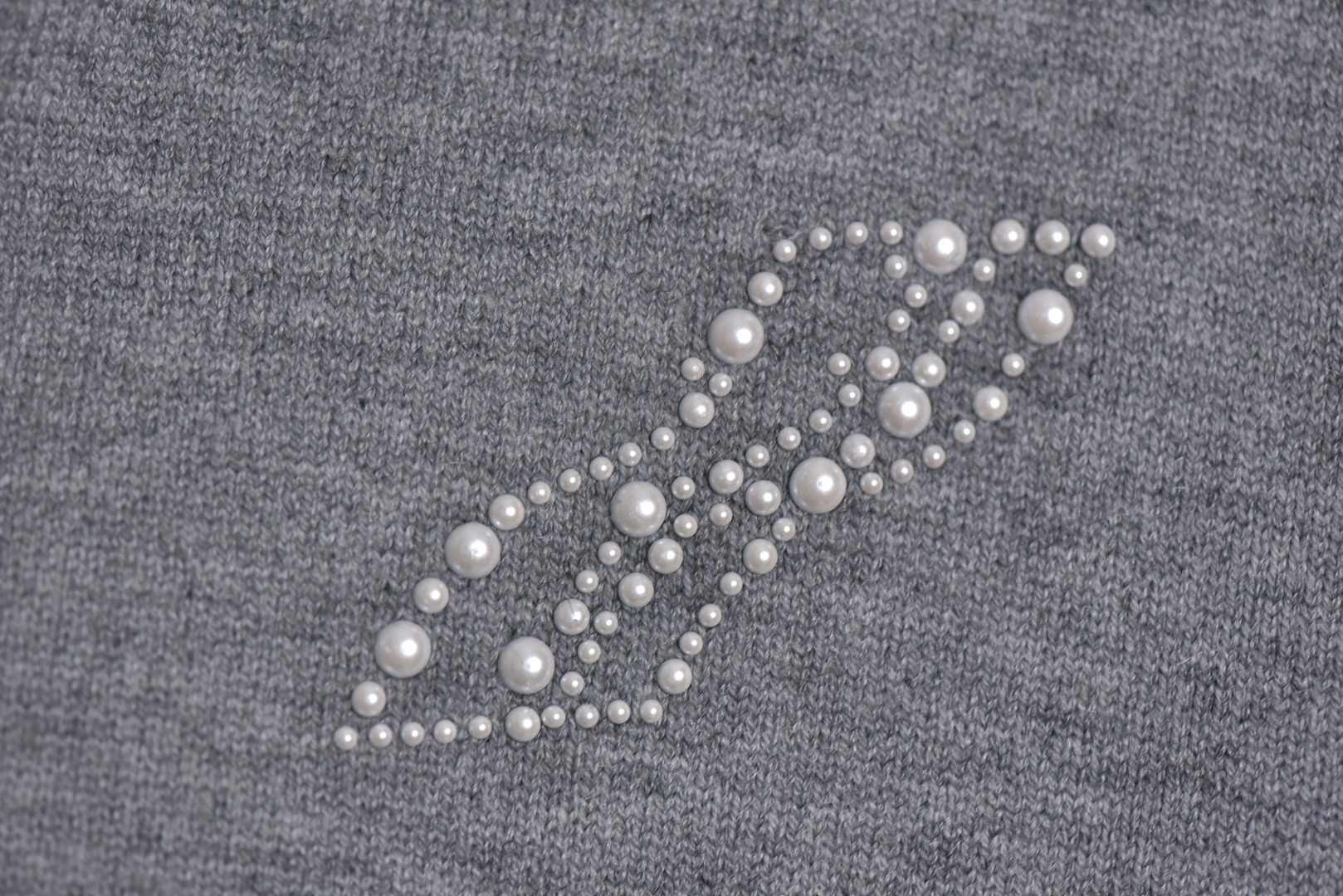 图片[4]-#We11done 25Fw 珍珠W标识开衫外套 金智羽同款穿搭，轻松get简约慵懒的时尚风格，展现低调精致的日常气质，经典的品牌标识点缀，彰显低调的品牌辨识度，面料采用重磅厚实纯棉纱线，针织采用进口全自动针织机，触感柔软，带来舒适的穿着体验，具有一定的挺括感和良好的垂坠感，不易起球，耐穿且易于打理，精选仿珍珠字母点缀，温润光泽，为简约设计增添精致感，提升单品质感，定制辅料水洗标，男女同款 尺码：S-L-选品中心